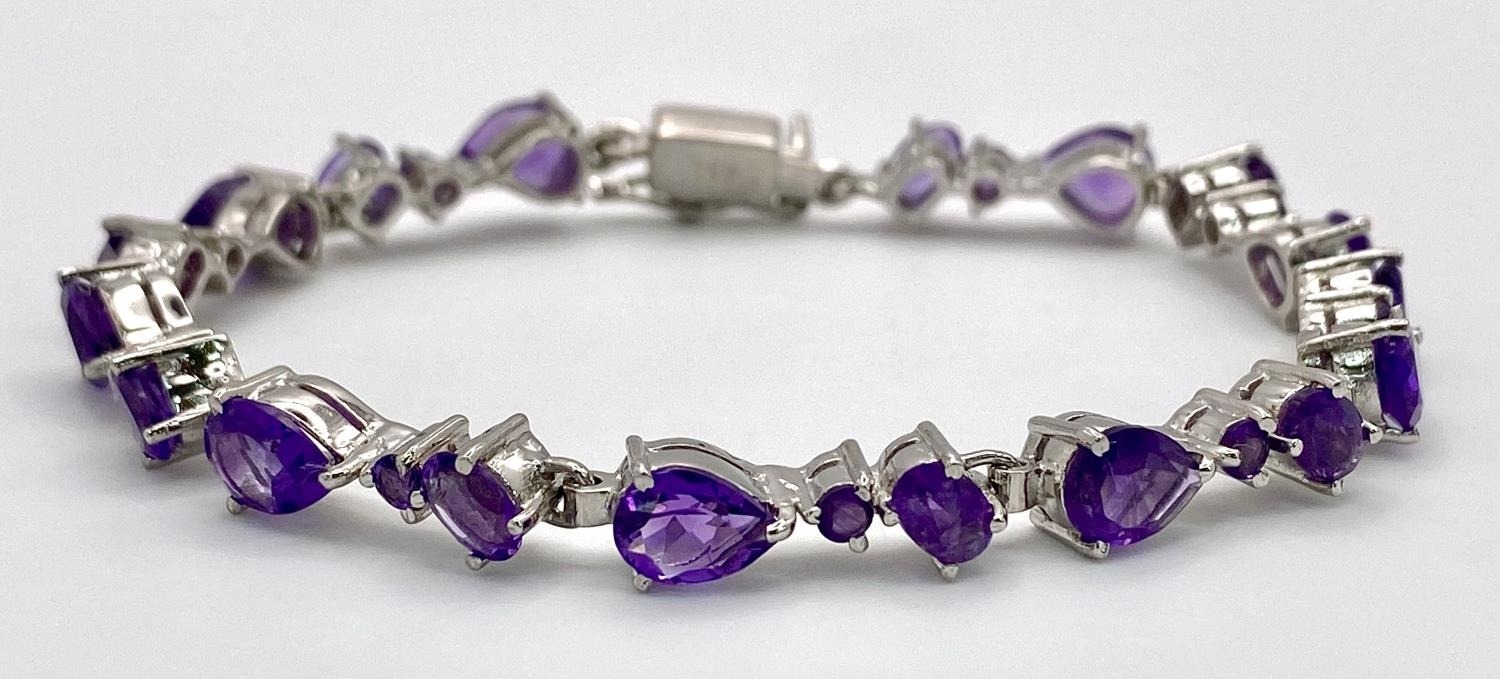 An Amethyst Tennis Bracelet. Set in 925 Sterling Silver. 27ctw. W-17.20g.19cm. Ref: HV-2170