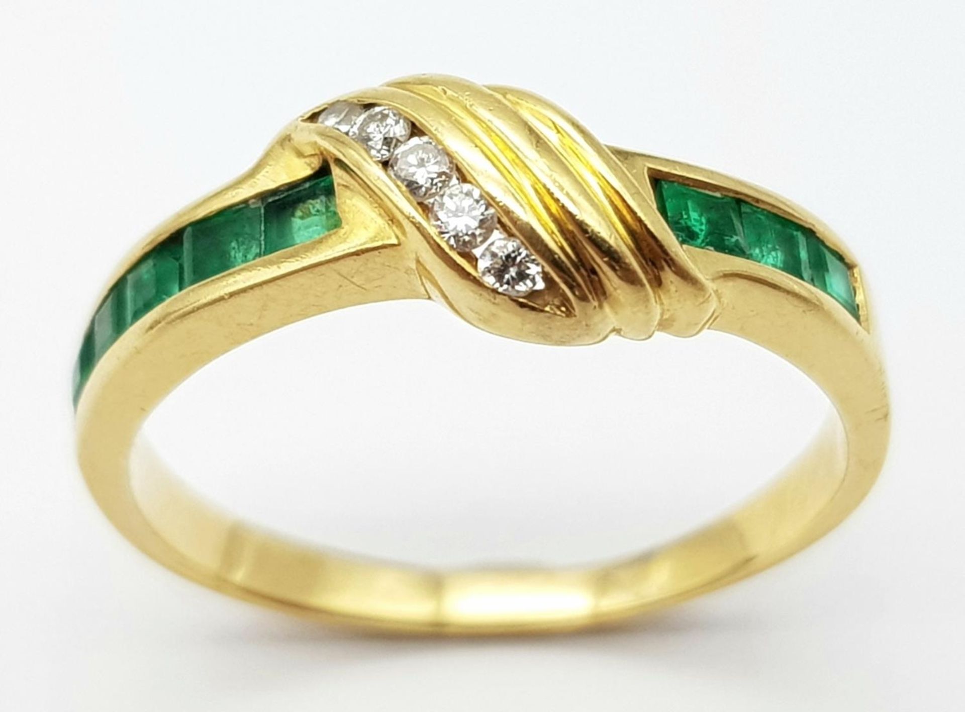 AN 18K YELLOW GOLD DIAMOND & EMERALD RING. Size J, 2.3g total weight. Ref: SC 9052 - Image 2 of 6