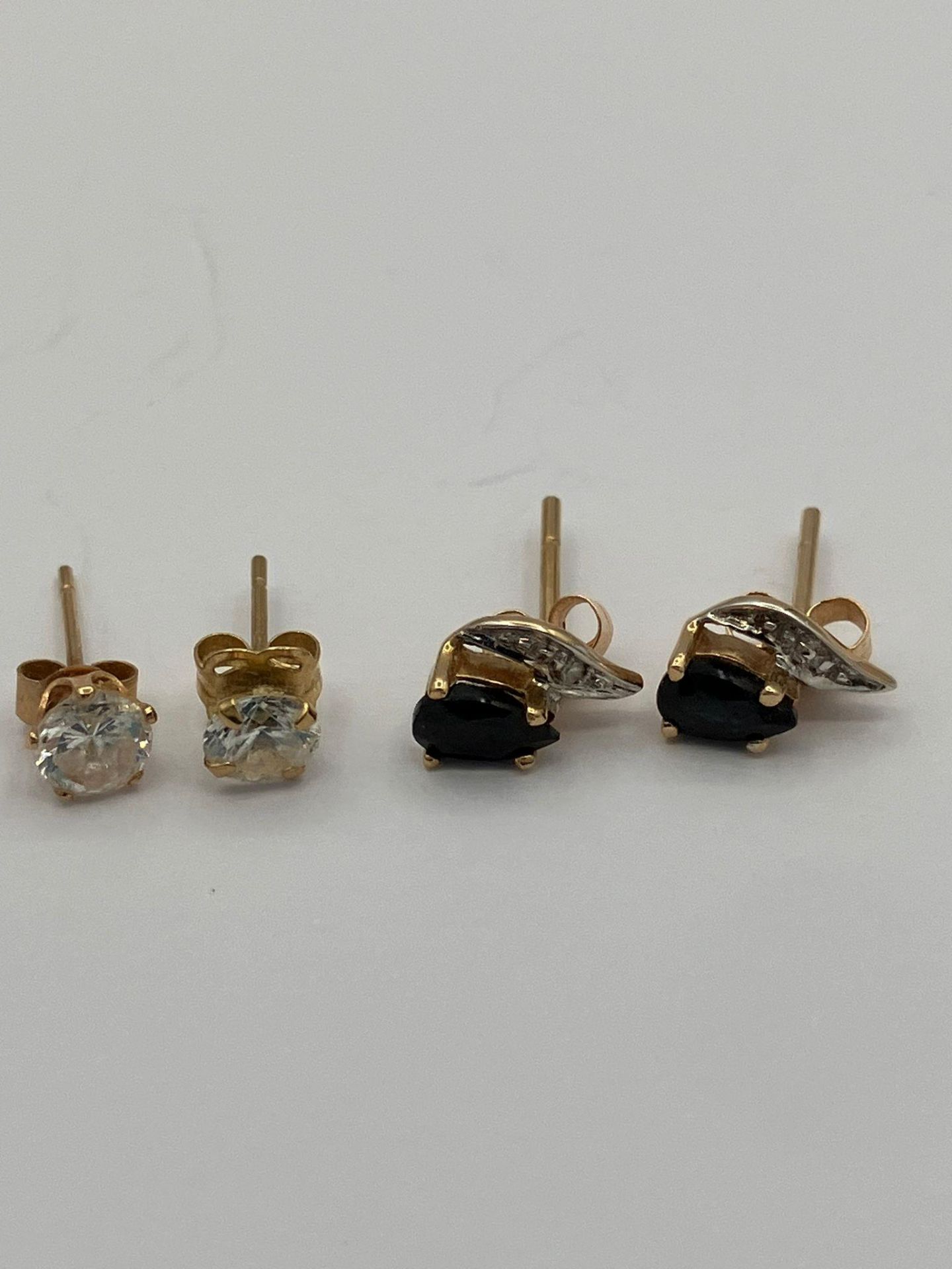 2 x pairs GEM SET 9 carat GOLD STUD EARRINGS. Both pairs complete with gold backs. 1.1 grams. - Image 2 of 2