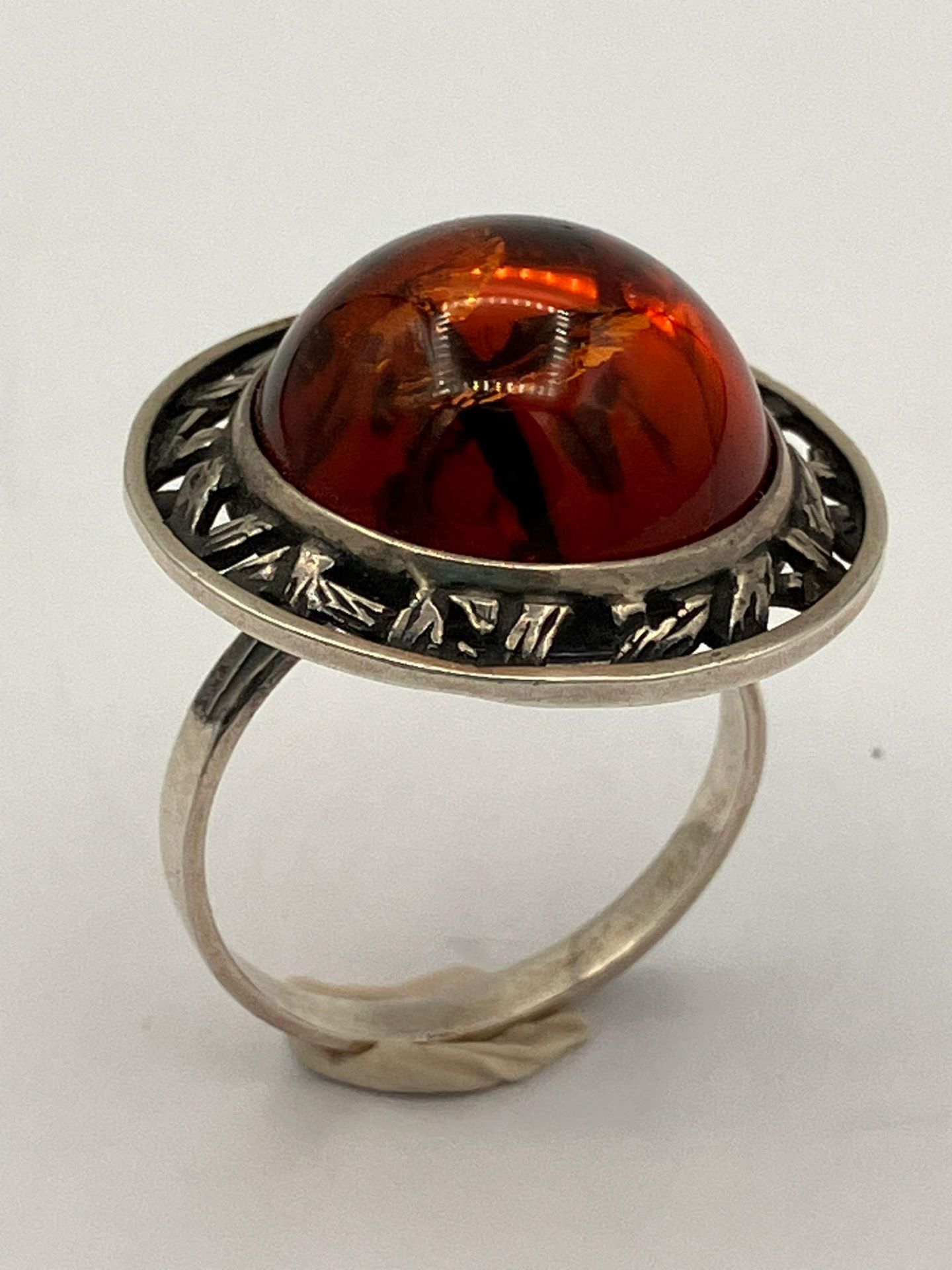 Vintage SILVER and AMBER RING .Having a large AMBER CABACHON set in a Silver Saturn Planet mount. - Bild 3 aus 3