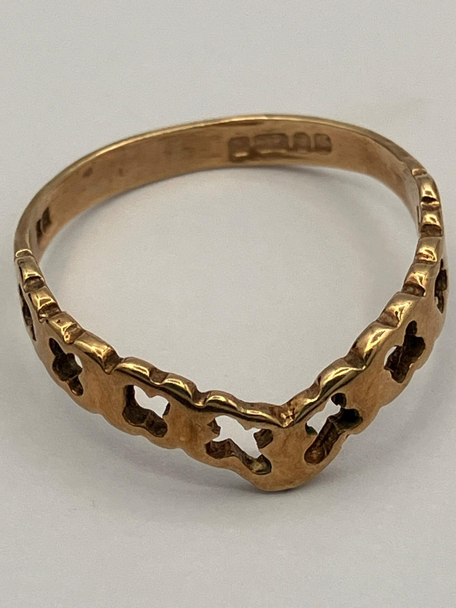 9 carat GOLD WISHBONE RING. Full UK hallmark. Attractive cut out design. Complete with ring box. 1.2