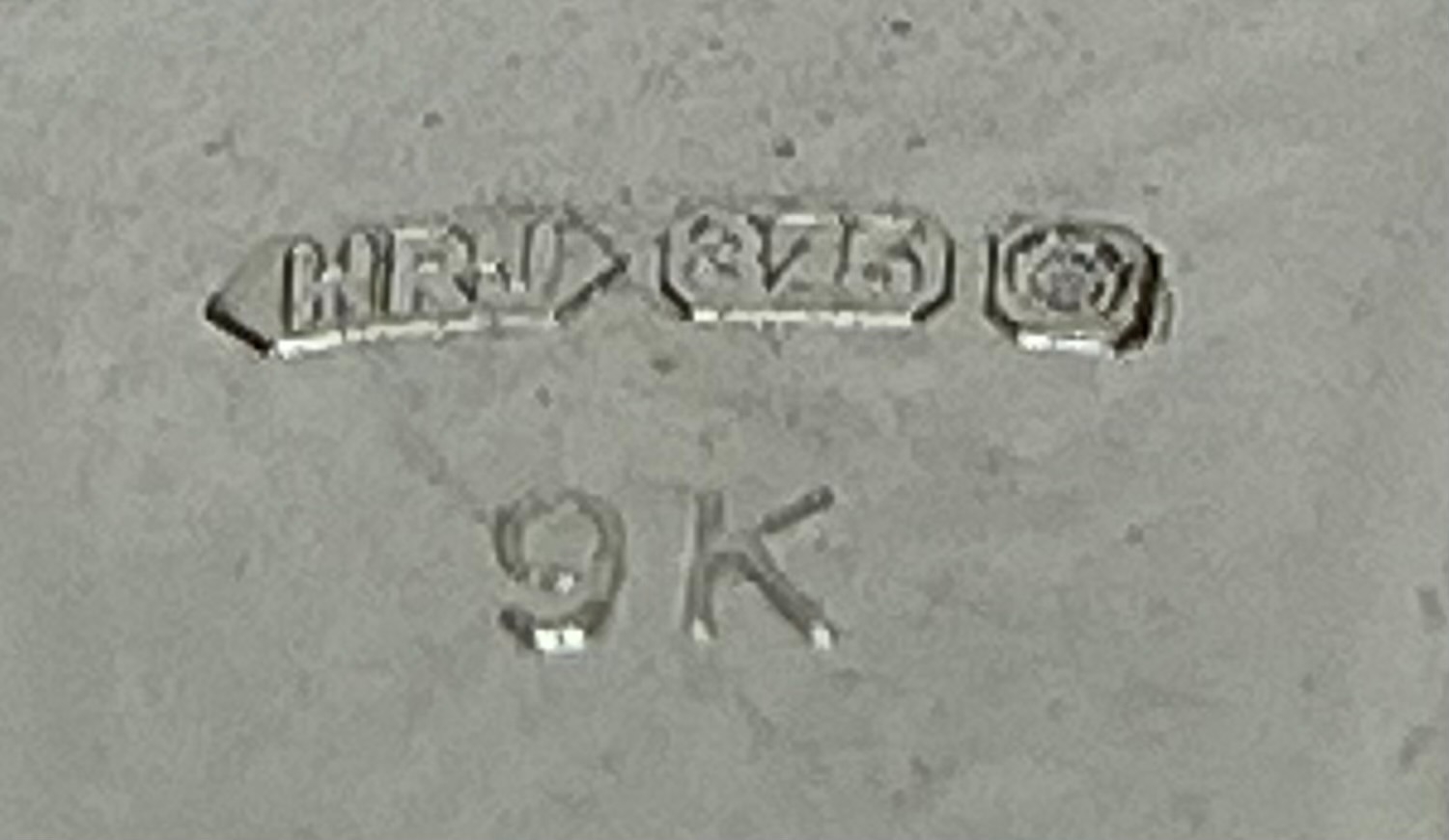 A 9K WHITE GOLD DIAMOND SET LINK RING. 0.25ctw, Size N, 4.7g total weight. Ref: SC 8003 - Bild 6 aus 6