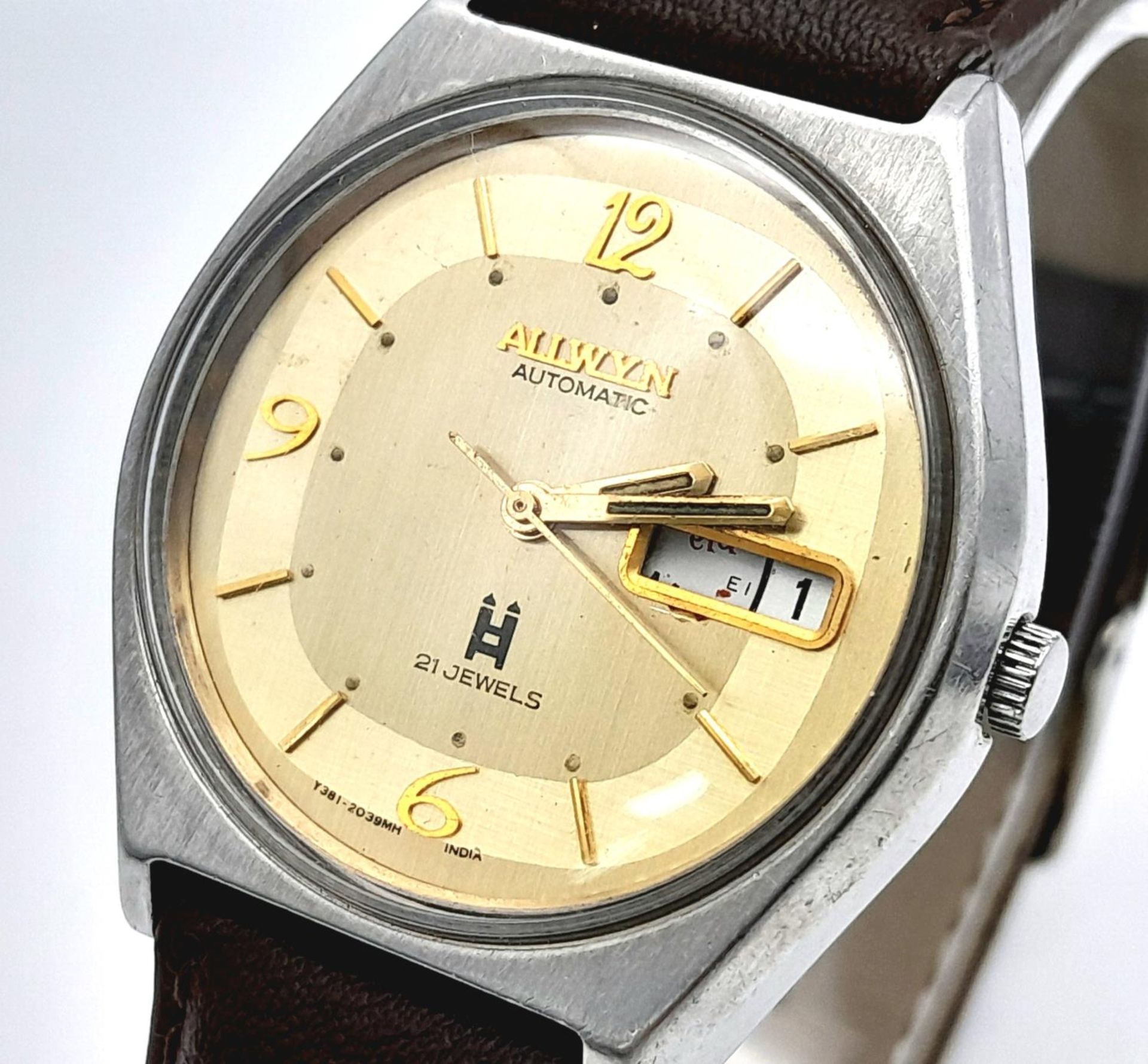 A Vintage Allwyn Automatic Gents Watch. Brown leather strap. Stainless steel case - 36mm. Yellow - Image 2 of 6