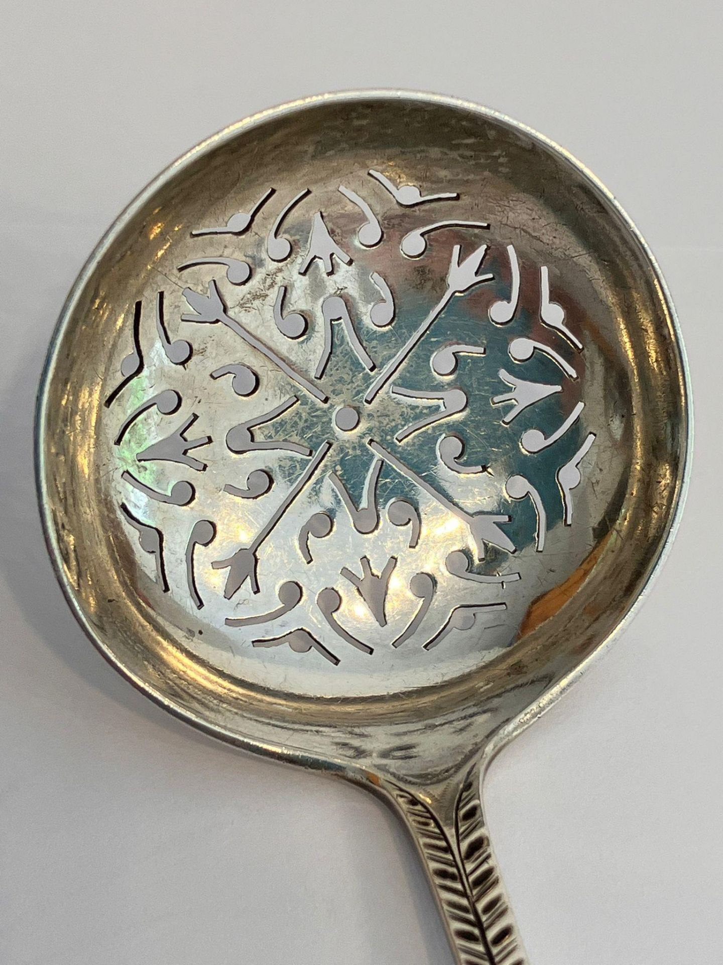 Antique VICTORIAN SILVER SIFTING LADLE. Having a beautiful cut out design to bowl and feather - Image 2 of 5
