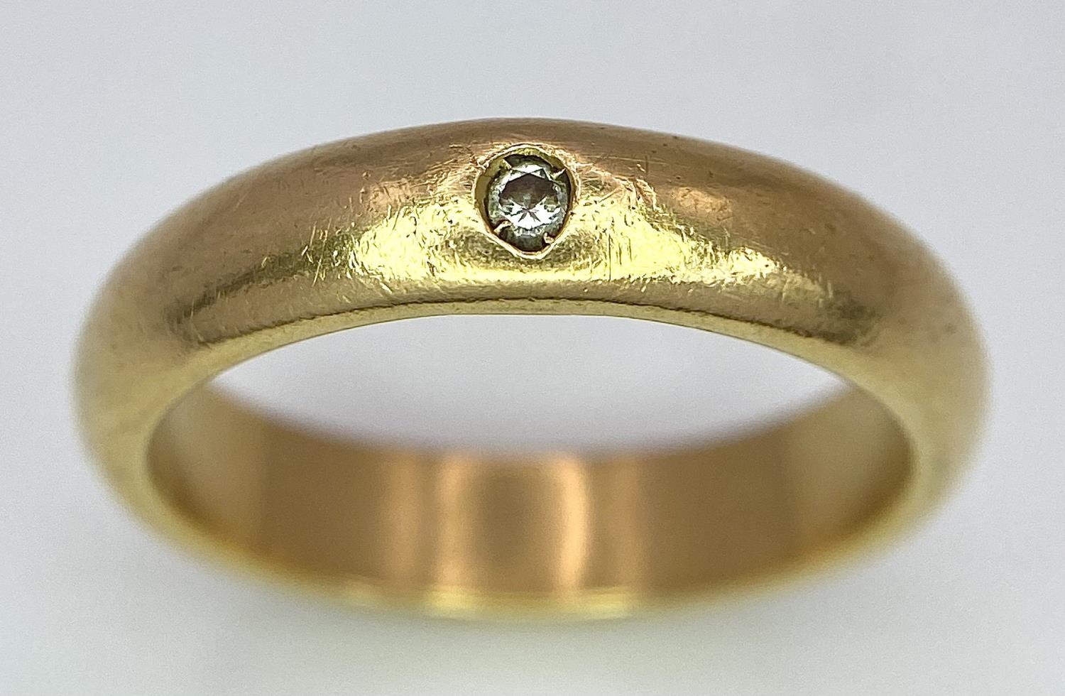 A 18ct Yellow Gold Diamond Wedding Band Ring, 0.02ct diamond, size Q, 7.5g total weight. ref: 1522I - Image 3 of 8