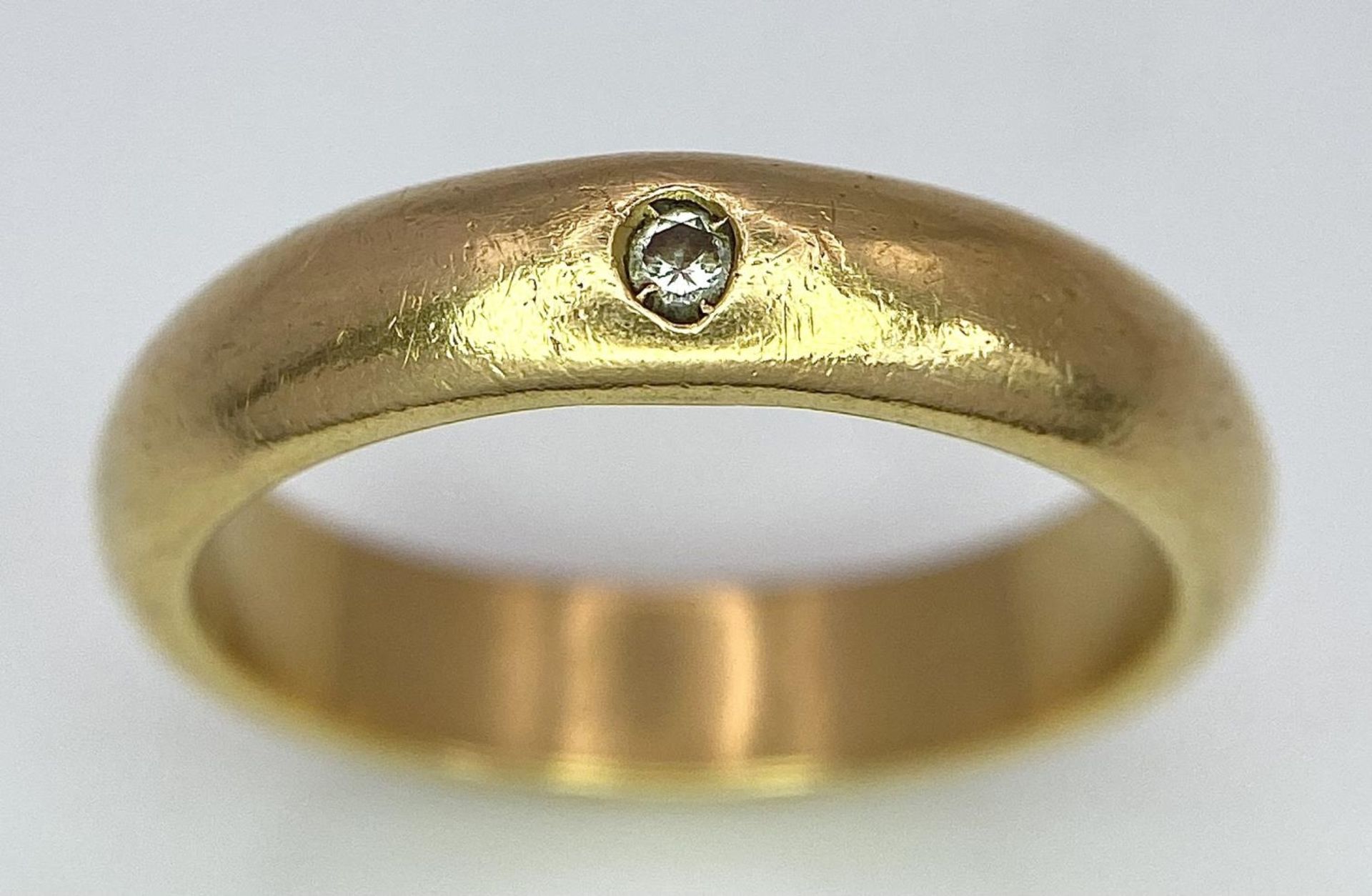 A 18ct Yellow Gold Diamond Wedding Band Ring, 0.02ct diamond, size Q, 7.5g total weight. ref: 1522I - Bild 3 aus 8