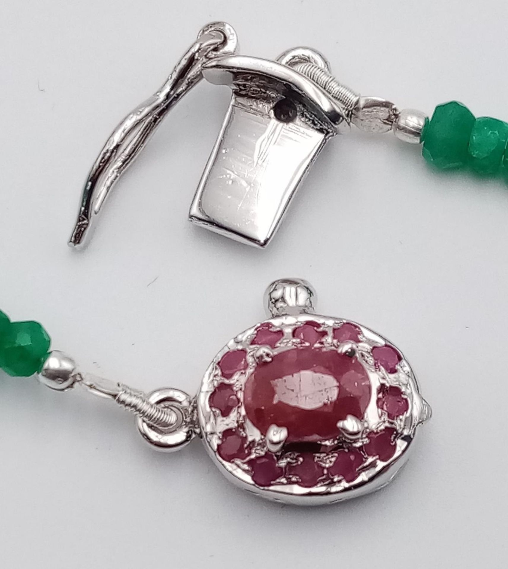 A 95ct Single Strand Emerald Rondelle Necklace with a Ruby and 925 Silver Clasp. 44cm. Ref: Cd-1285 - Bild 4 aus 5