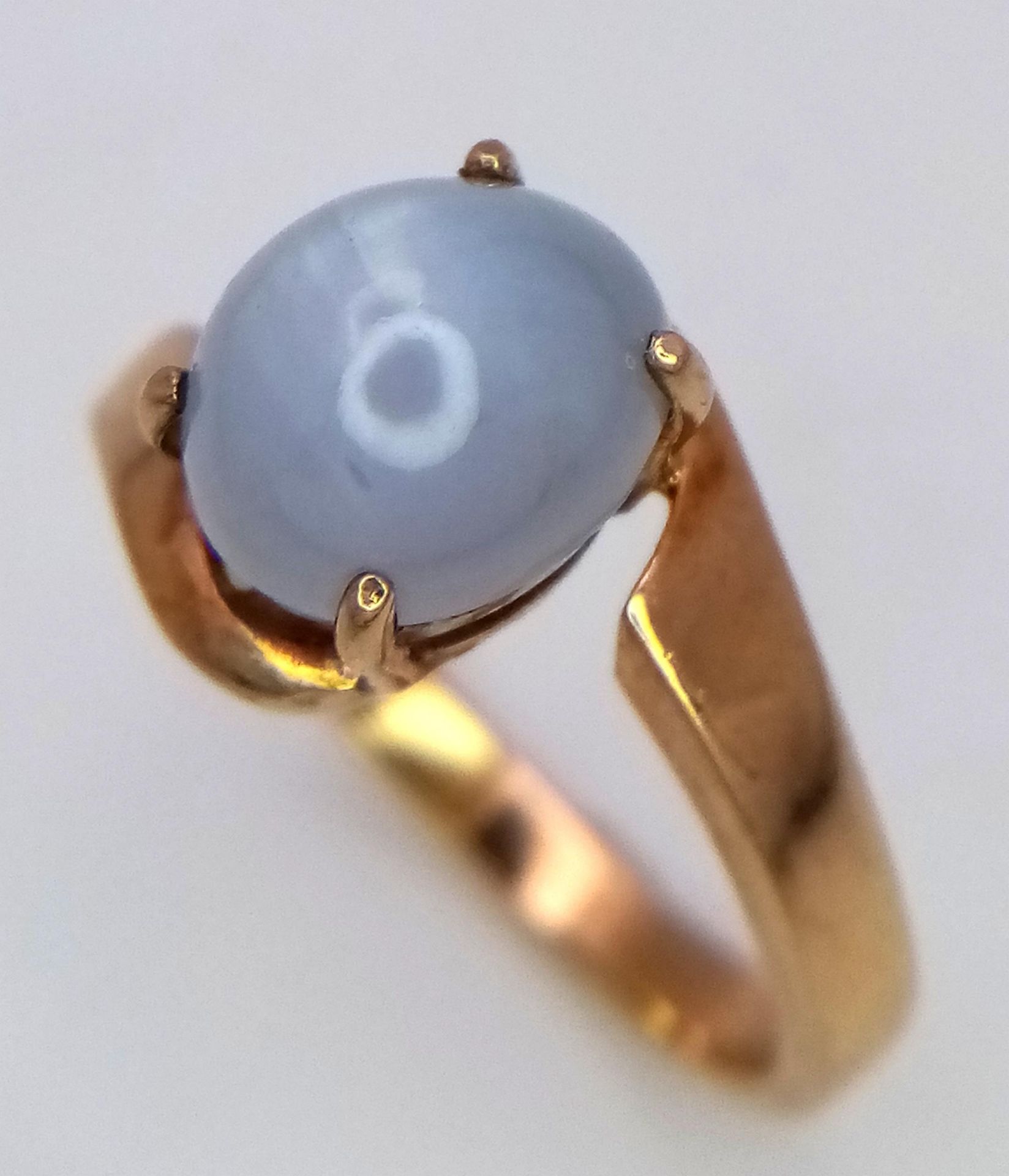 A Gorgeous 9K Yellow Gold Moonstone Cabochon Crossover Ring. Size P. 3.5g total weight. - Bild 3 aus 6