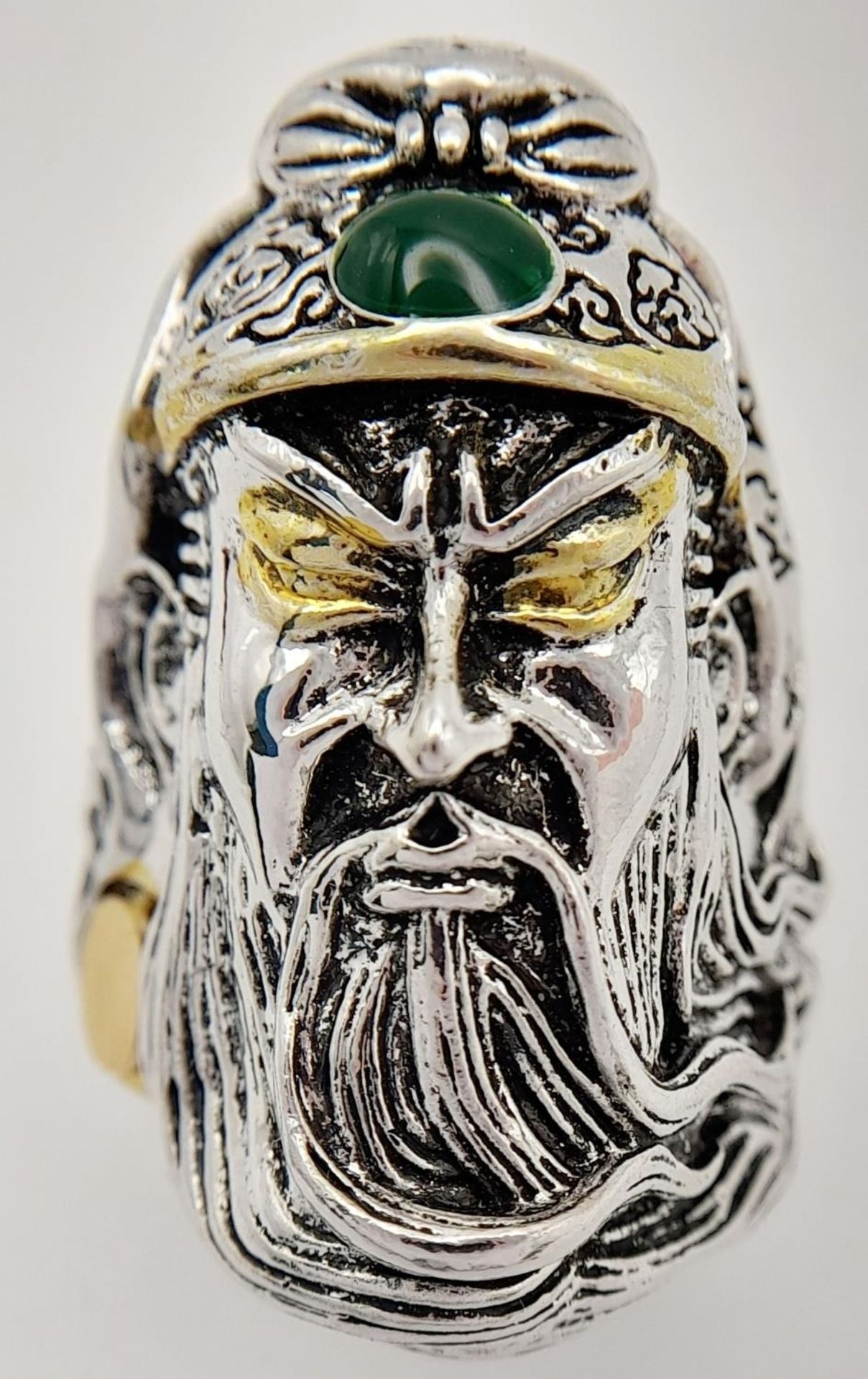 white metal (untested) Chinese Guan Yu ring with a green jade cabochon. Size: adjustable, weight: - Bild 2 aus 5