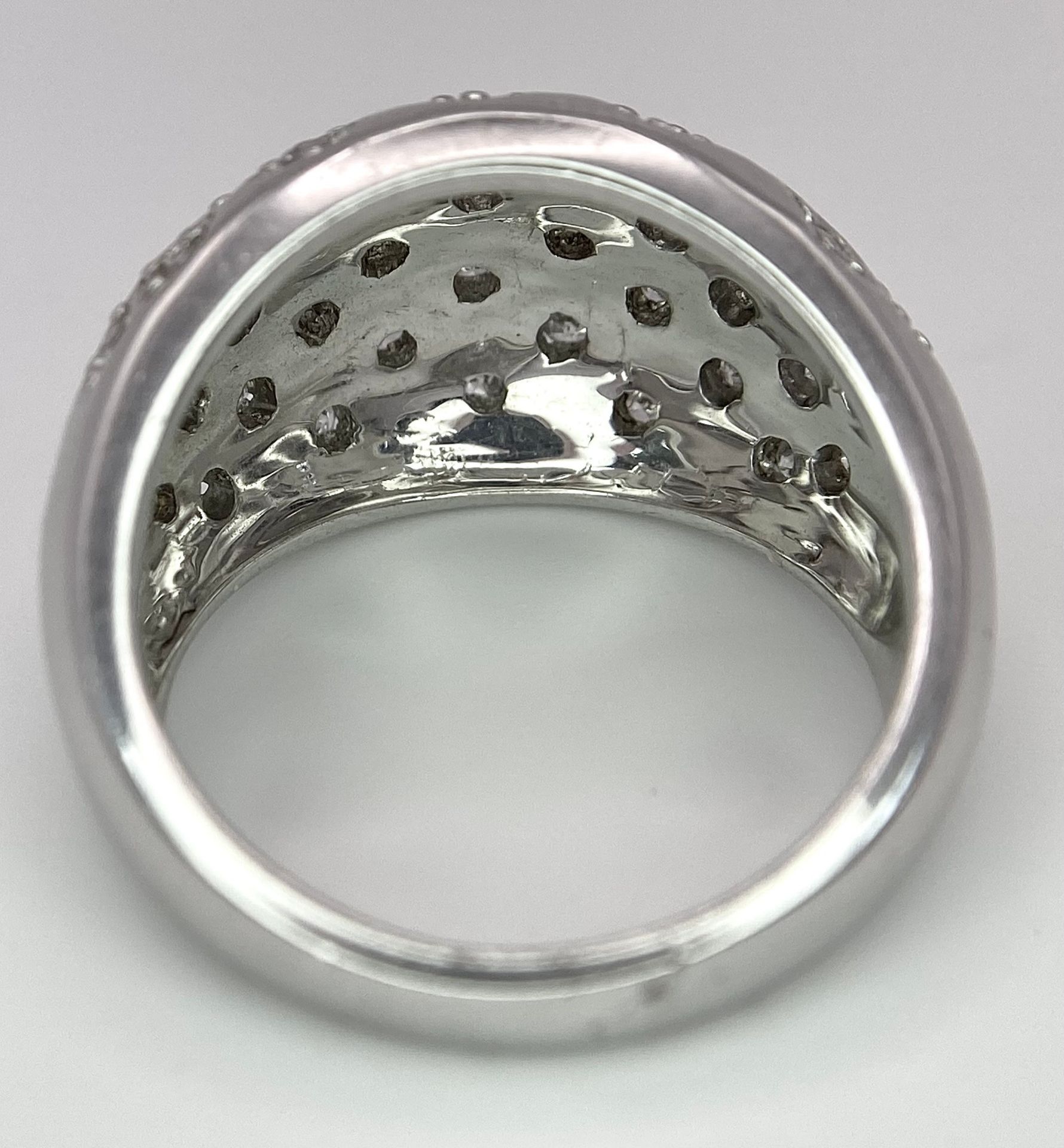 A 9K WHITE GOLD DIAMOND SET BOMBE RING 0.25CT 10.2G SIZE O. SC 9010 - Image 5 of 6