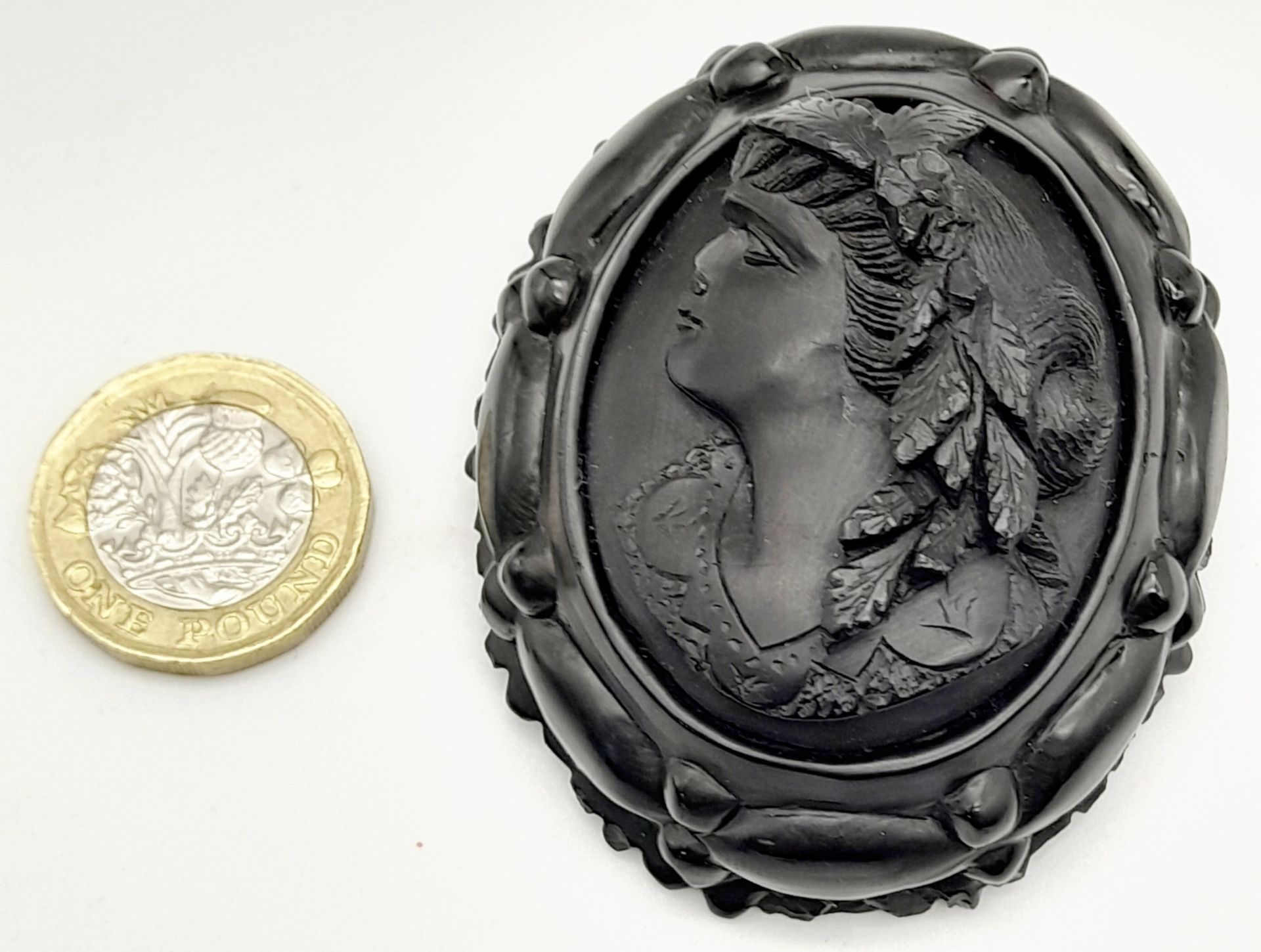 An Antique Victorian Jet Mourning Brooch. 6cm - Image 5 of 6