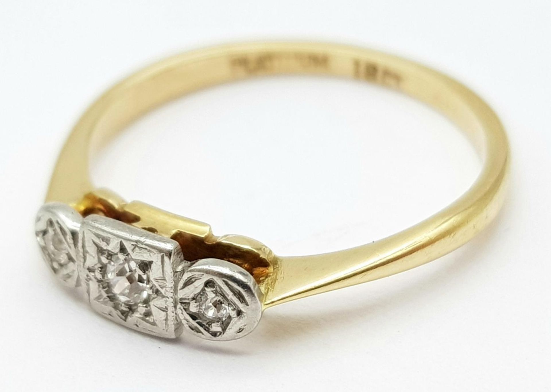 AN 18K YELLOW GOLD & PLATINUM VINTAGE DIAMOND RING. Size L, 2g total weight. Ref: SC 9051 - Image 3 of 5
