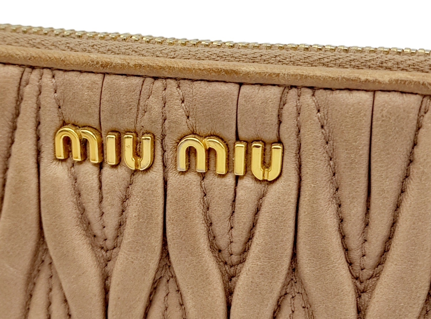 A Miu Miu Dust Pink Purse. Matelassé leather exterior with gold-toned hardware and zipped top - Image 6 of 10