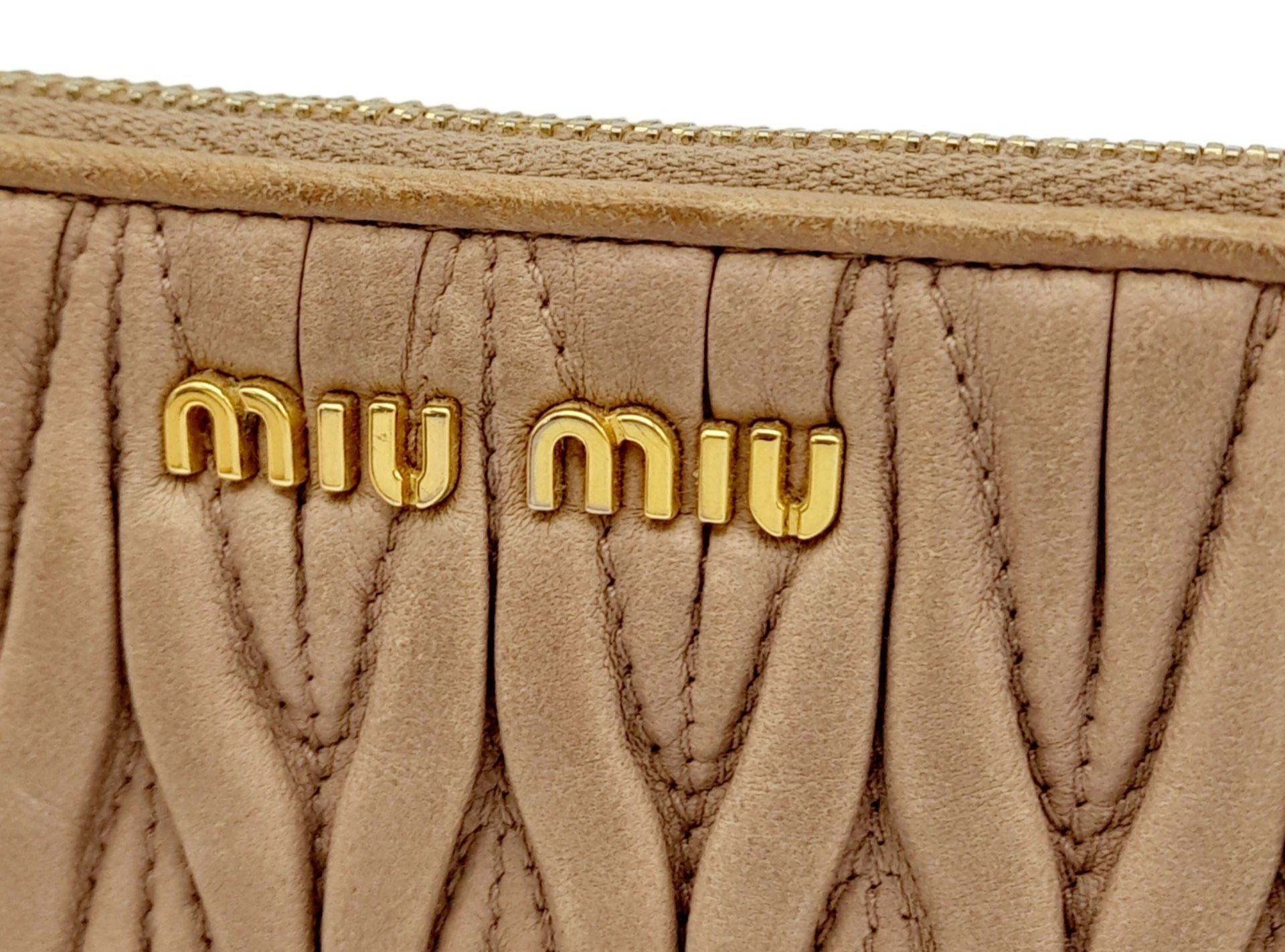 A Miu Miu Dust Pink Purse. Matelassé leather exterior with gold-toned hardware and zipped top - Image 6 of 10