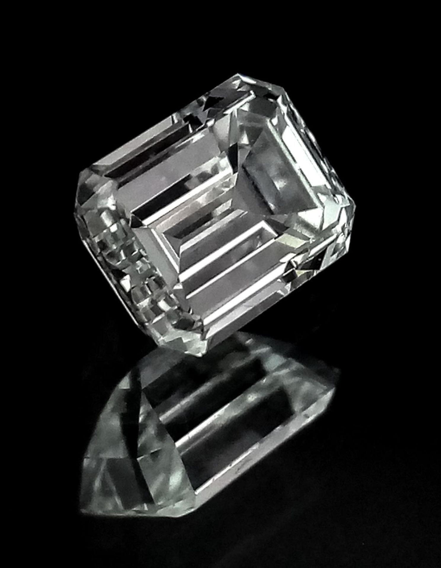 A 0.725ct Emerald Cut Diamond. VVS2 clarity. H colour. Comes with a DIA certificate. - Image 2 of 8