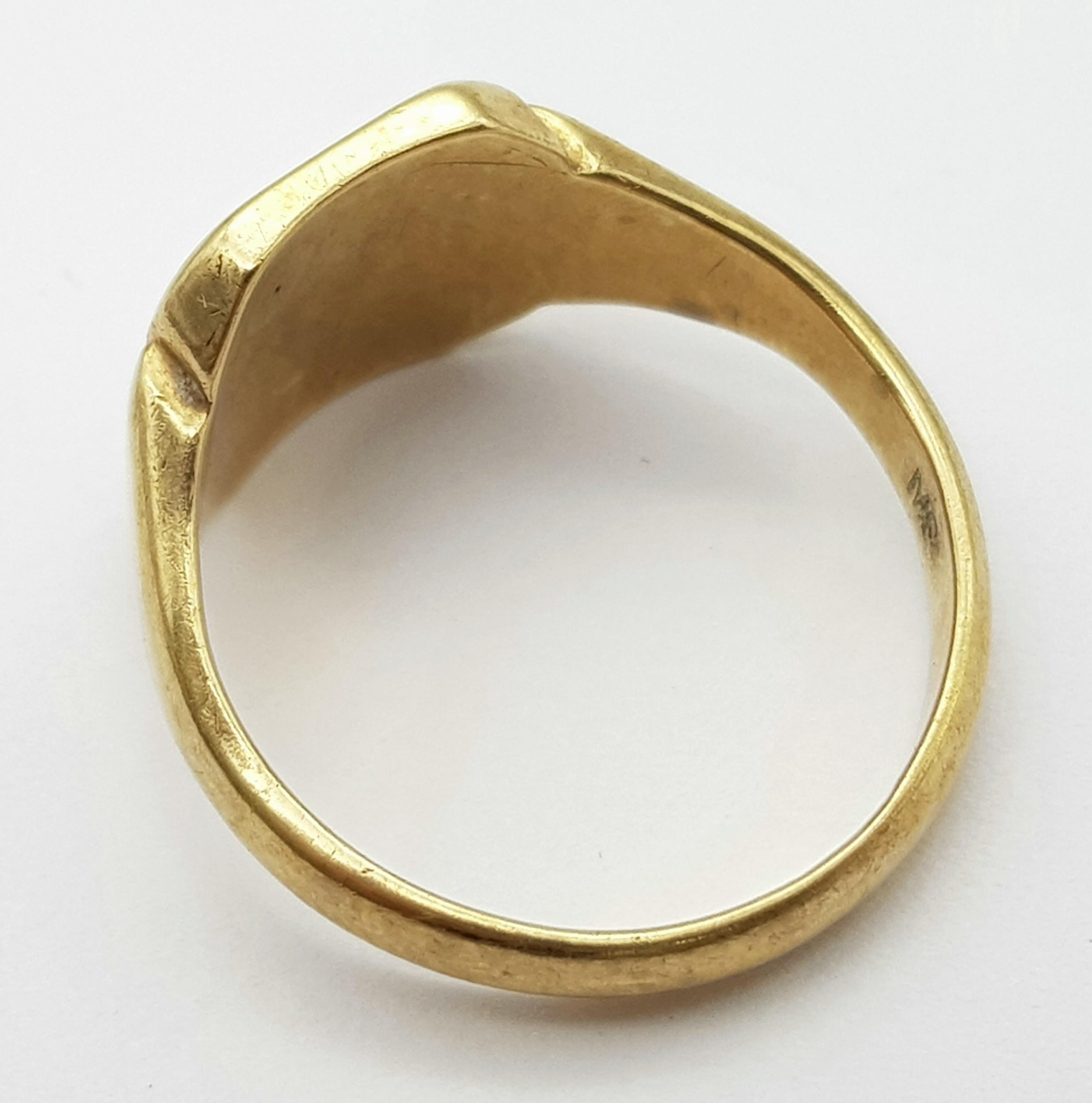 A Vintage 9K Yellow Gold Gents Signet Ring. Size V. 7.8g - Image 3 of 4