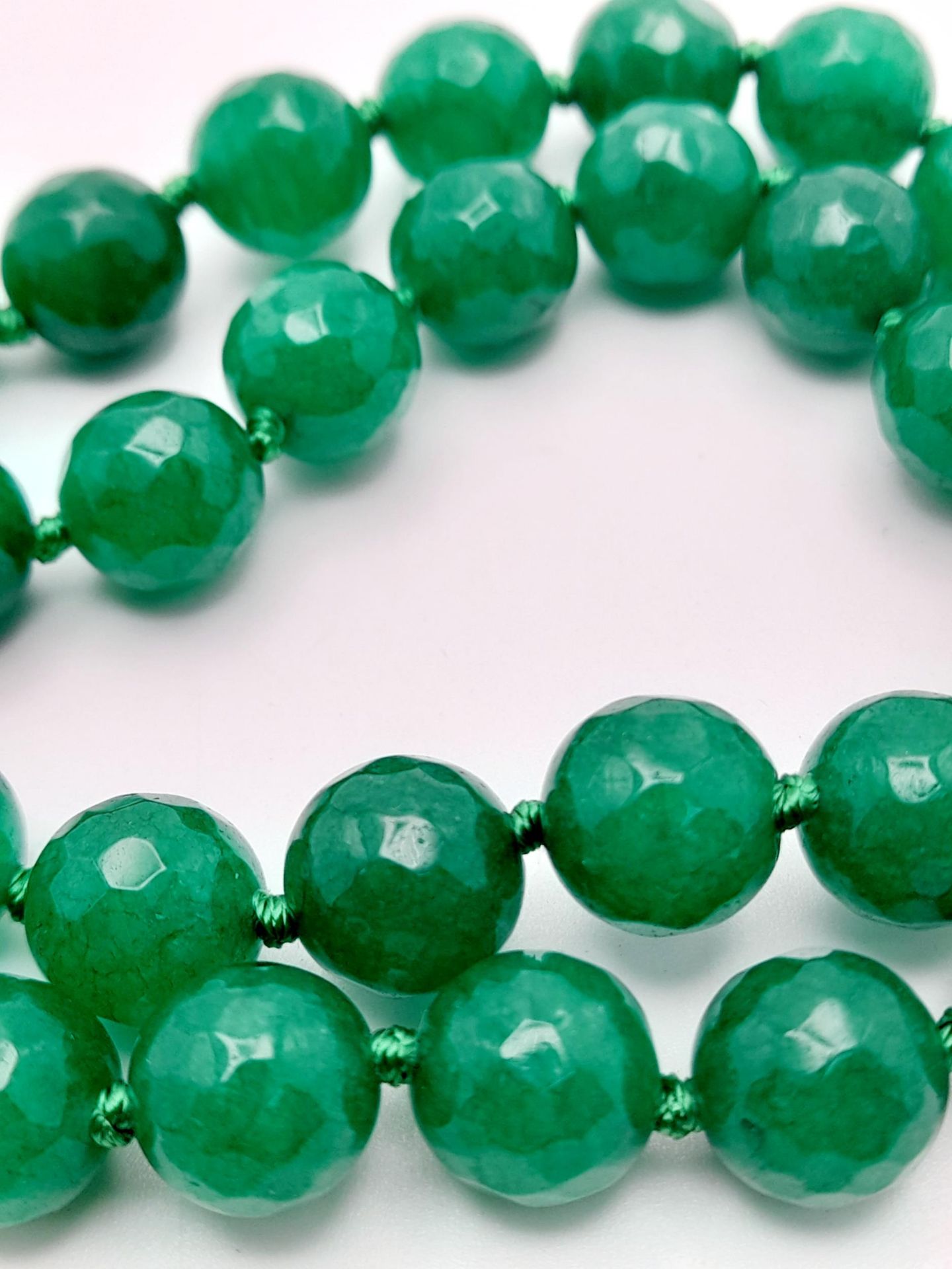 A Faceted Green Jade Necklace with Hanging Baroque Pearl Pendant. Cultured pearl and white stone - Image 3 of 3