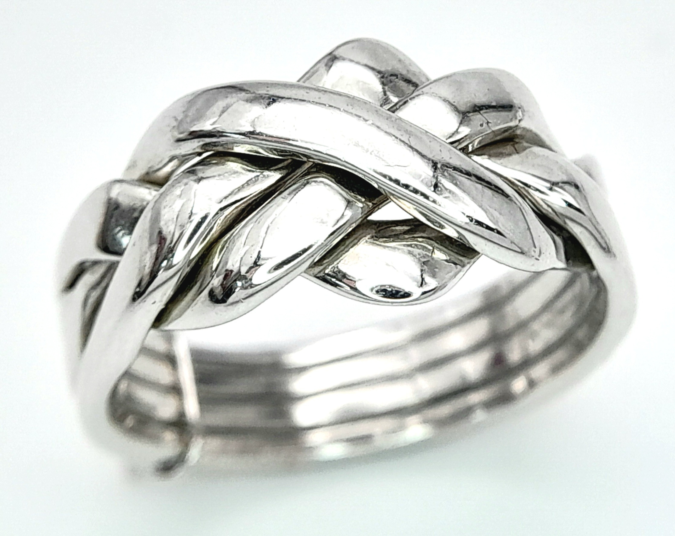 A 9K WHITE GOLD PUZZLE RING. 5.4G. SIZE N.