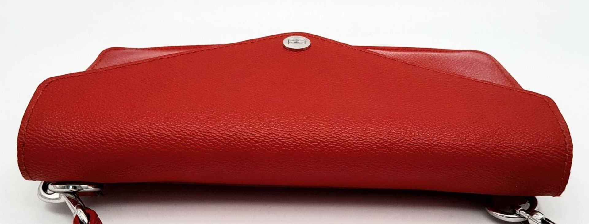 A Tommy Hilfiger Red Wallet Crossbody Bag. Leather exterior with silver-toned hardware, removeable - Image 4 of 15