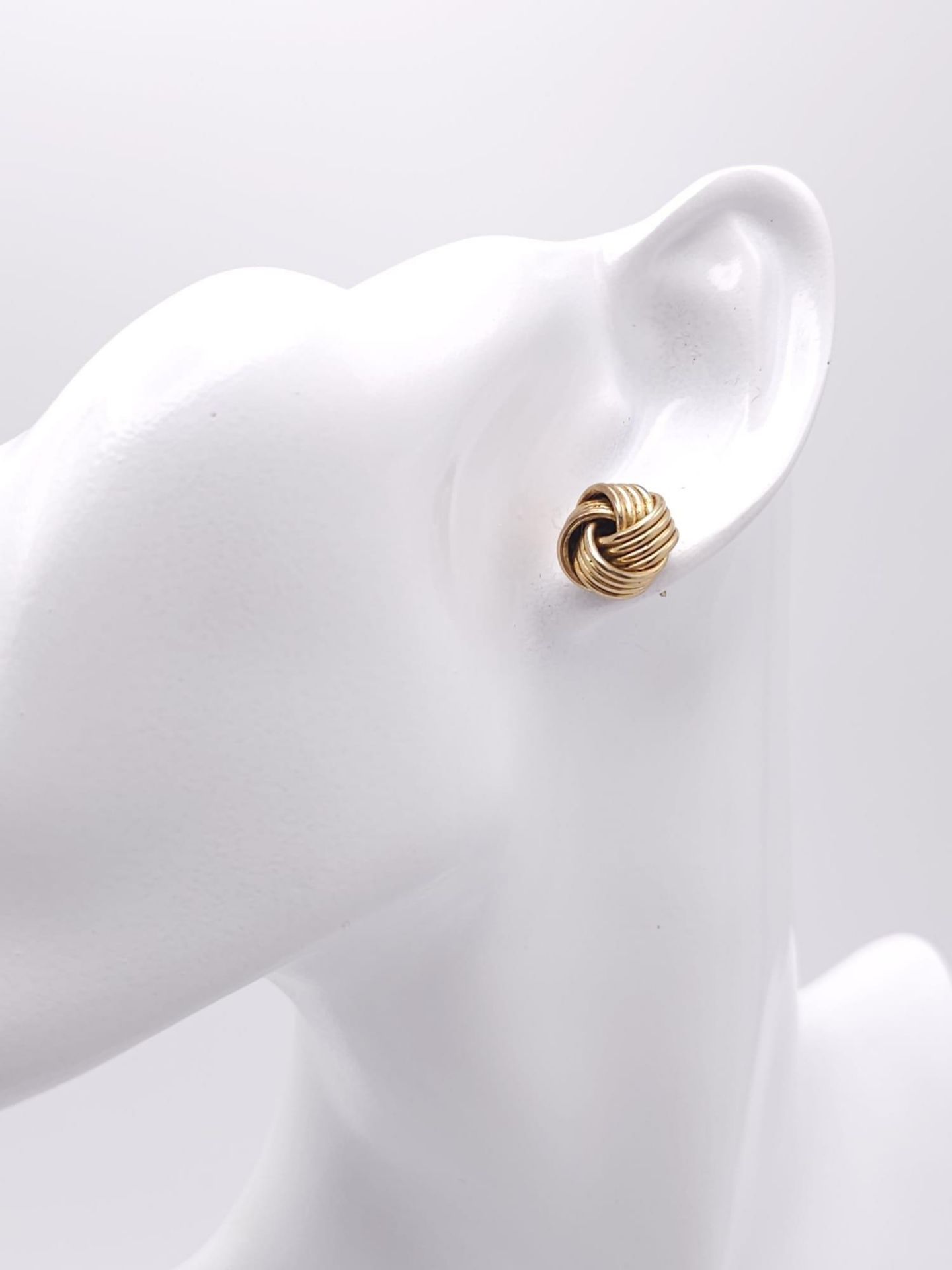 A Pair of 9k Yellow Gold Knot Stud Earrings. 3.8g total weight. Ref: 16469 - Bild 6 aus 6