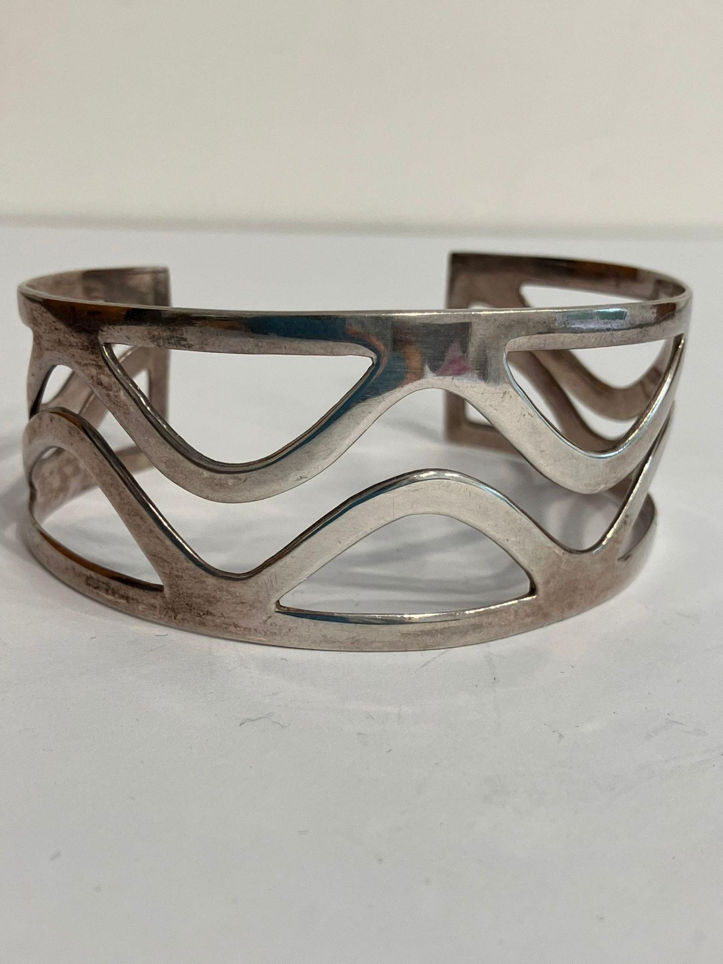Vintage SILVER CUFF BANGLE with attractive cut out Celtic design. - Image 2 of 4