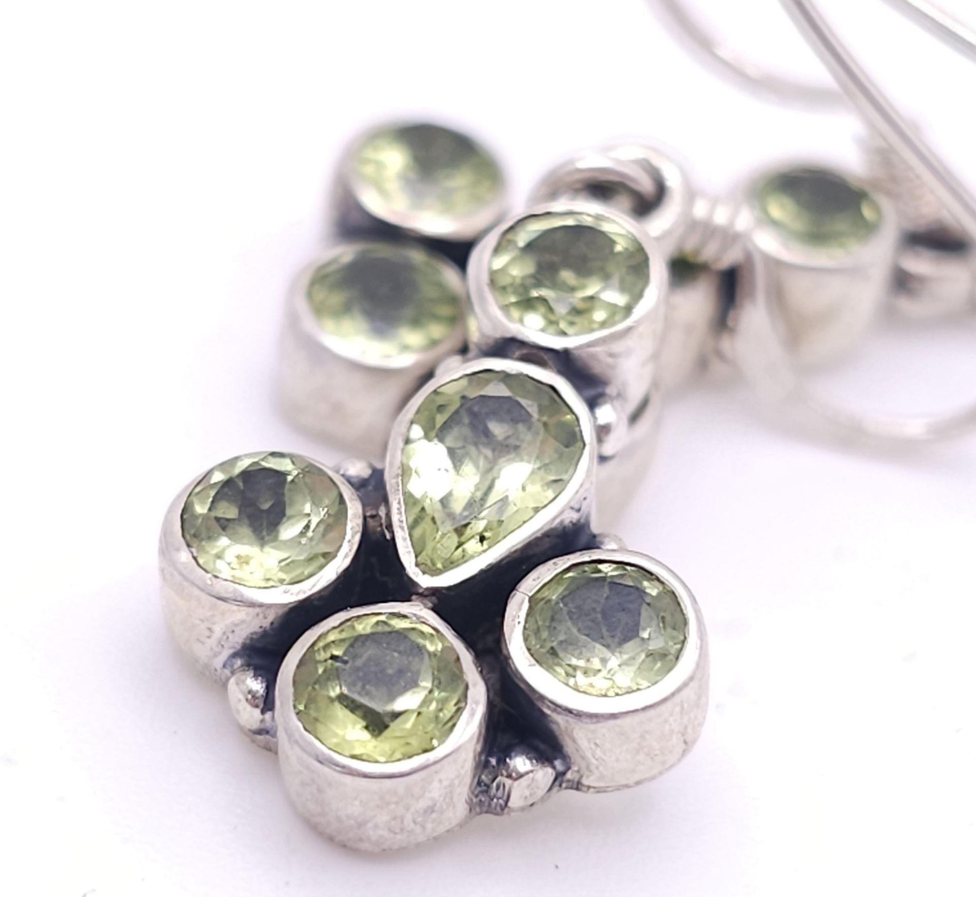 A Pair of Sterling Silver Art Deco Style Peridot Set Earrings. 3cm Drop. - Bild 3 aus 7