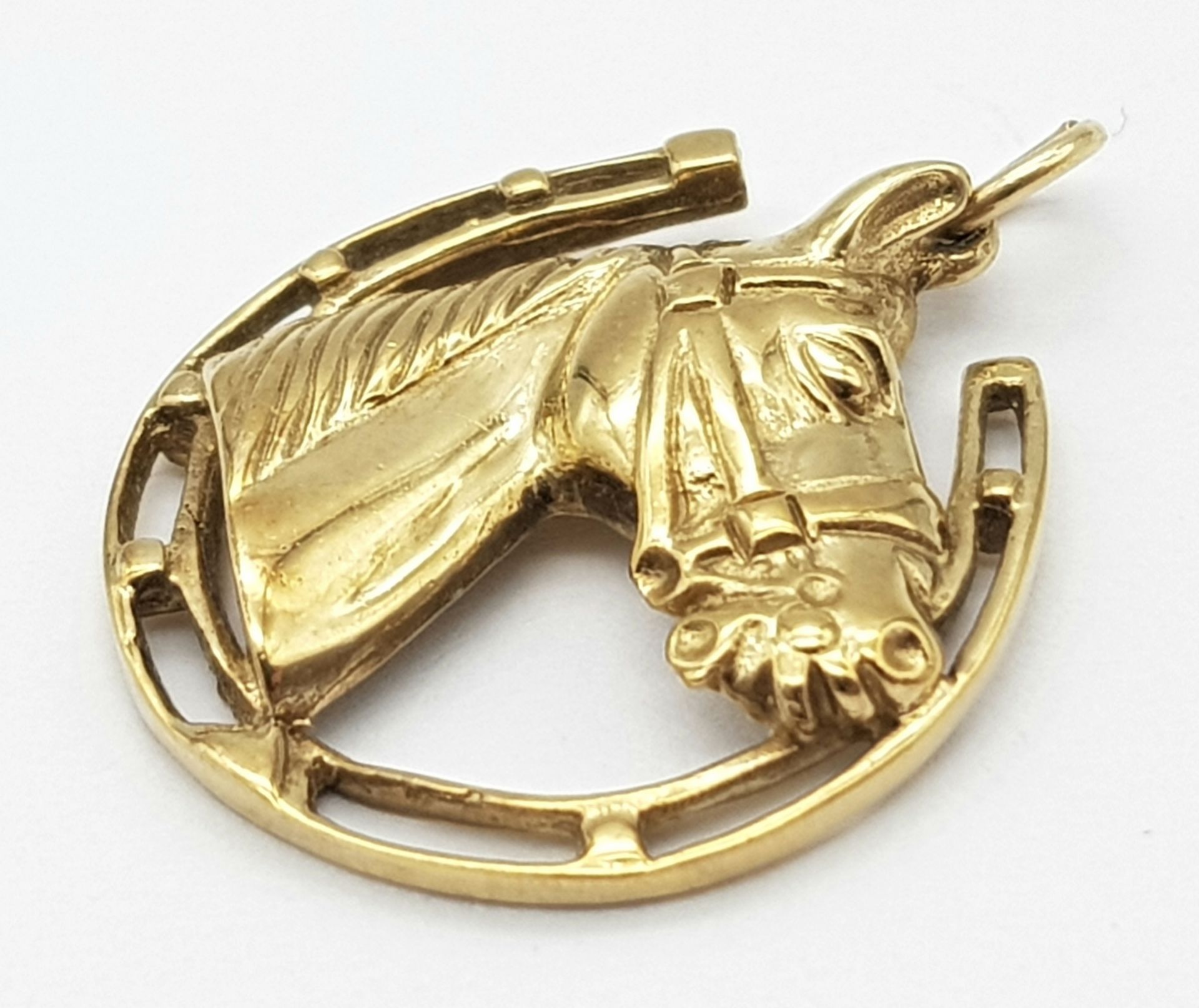 A 9K Yellow Gold Horse and Horse-Shoe Lucky Pendant! Great for a day at the races. 3cm. 3.42g - Bild 2 aus 5