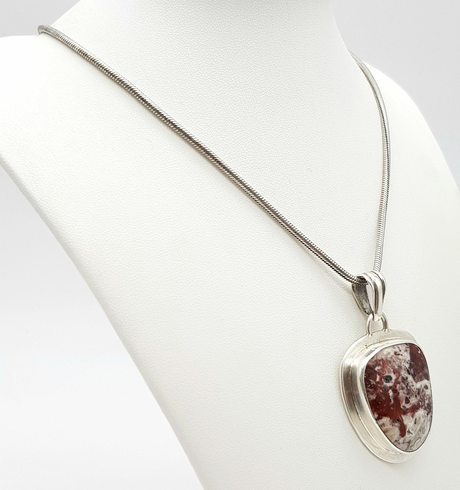 A 925 Silver and Agate Pendant on a 925 Silver Necklace. 35g total weight. 6cm pendant. 42cm - Image 2 of 5