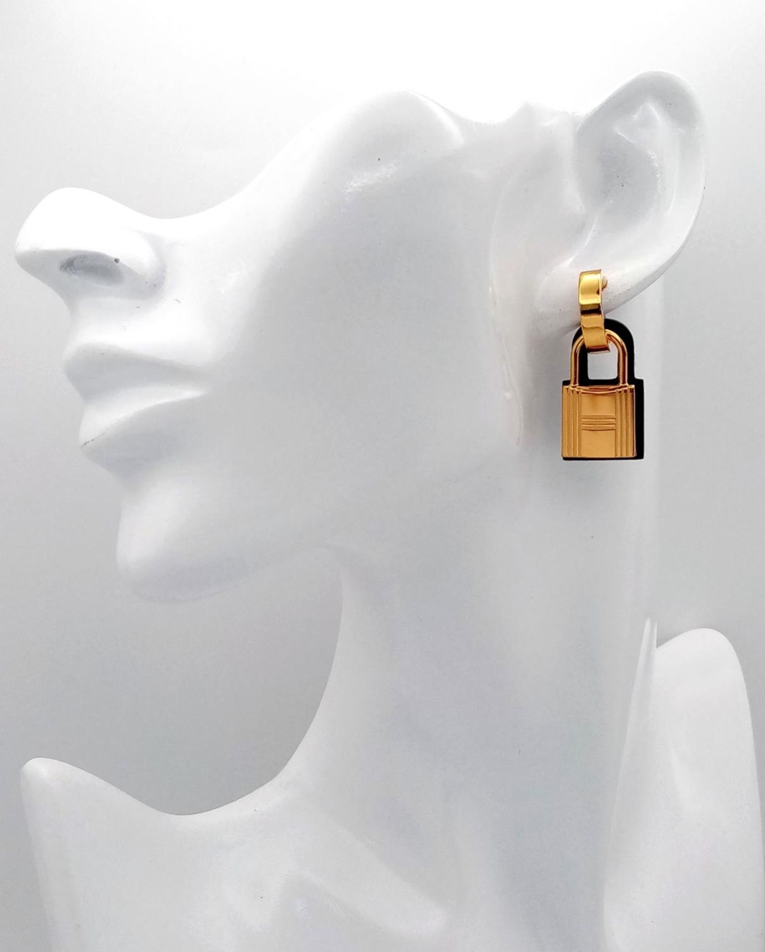 A Pair of Designer Gold Plated Hermes Padlock Earrings. Comes with original packaging. - Bild 5 aus 7