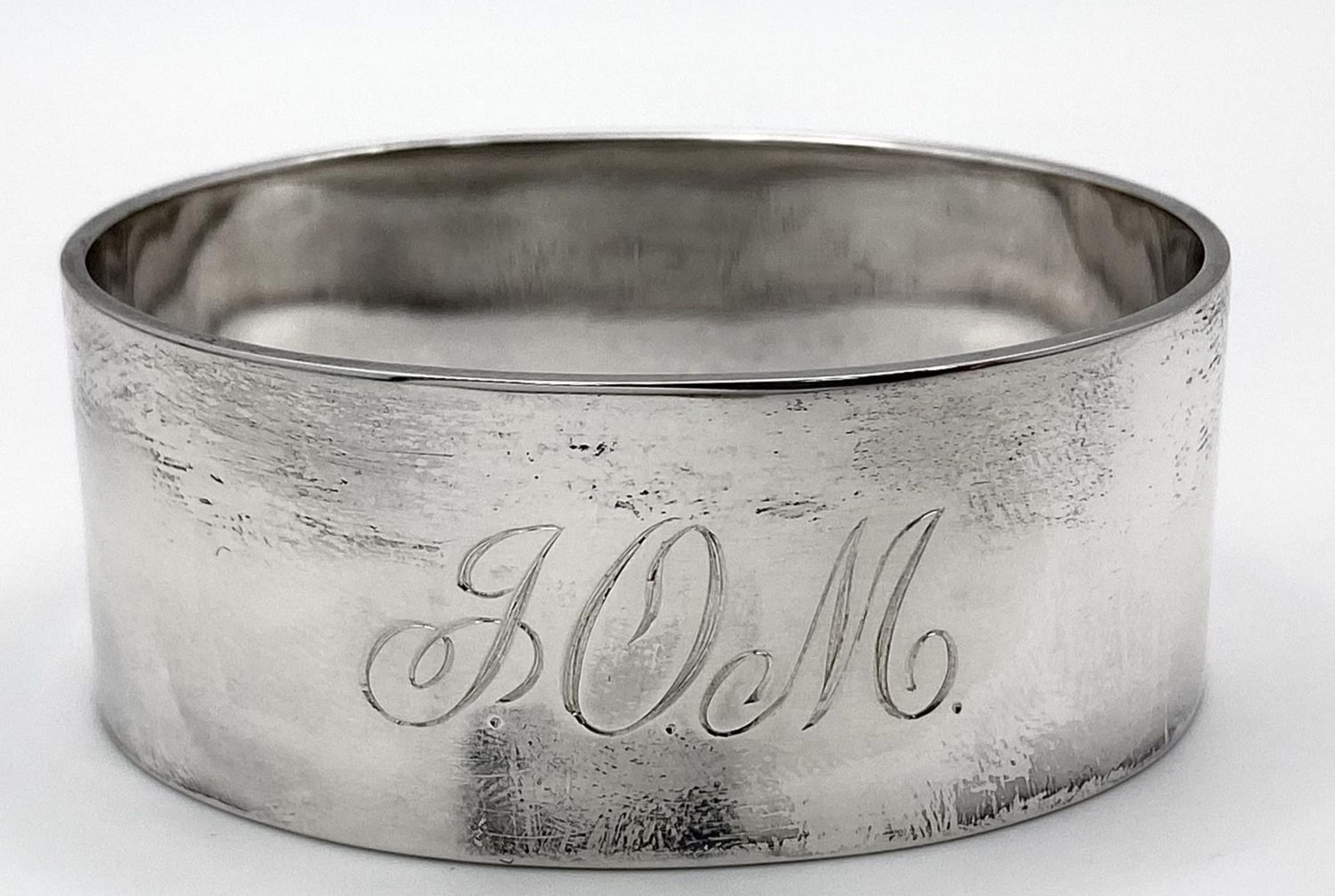 A Sterling Silver Engraved Oval Napkin Ring from Boodles and Dunthorne, in original box, Christening - Bild 2 aus 3