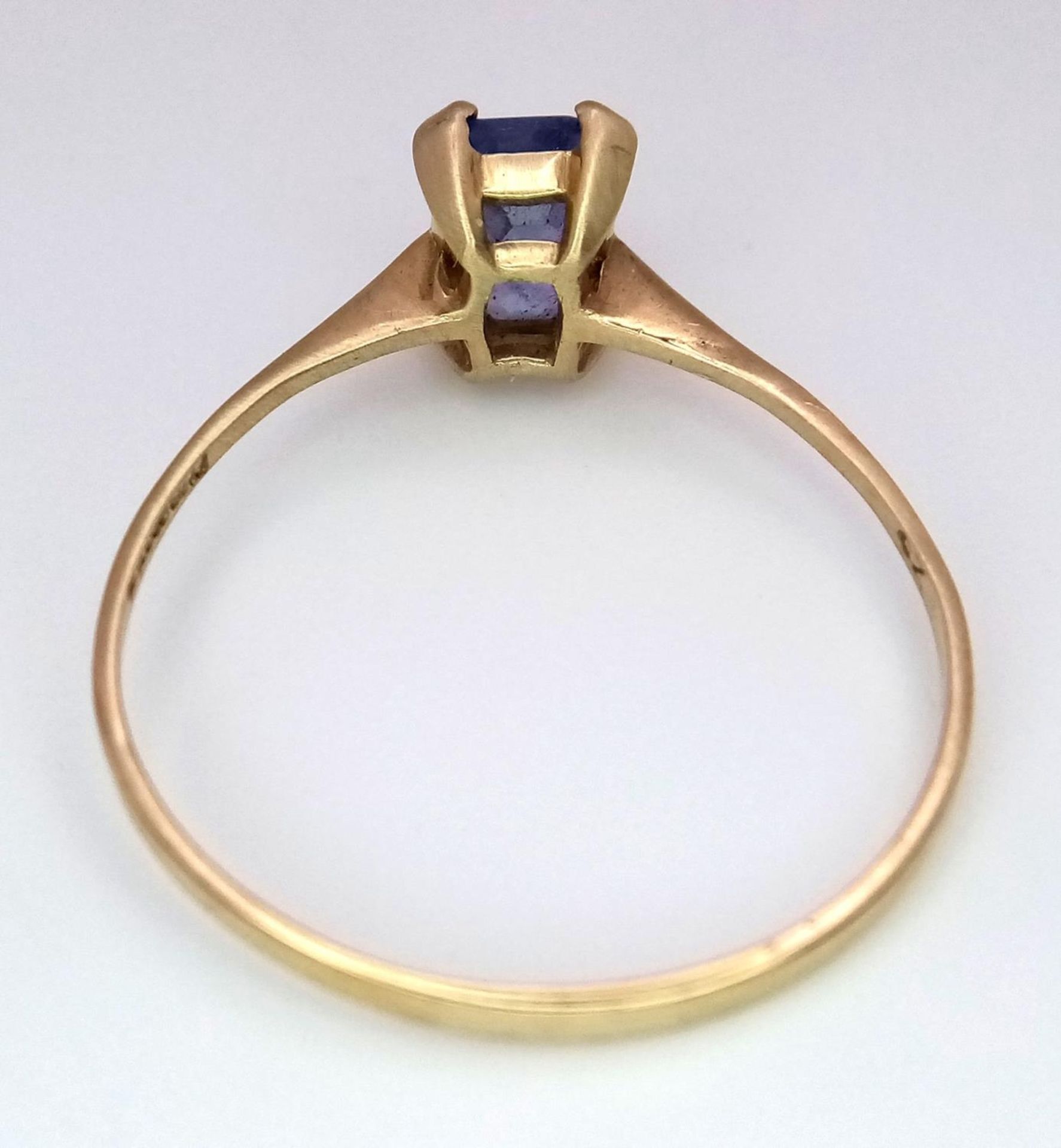 A 9K Yellow Gold 1ct Sapphire Solitaire Ring. Size U, 1.23g total weight. - Image 4 of 5