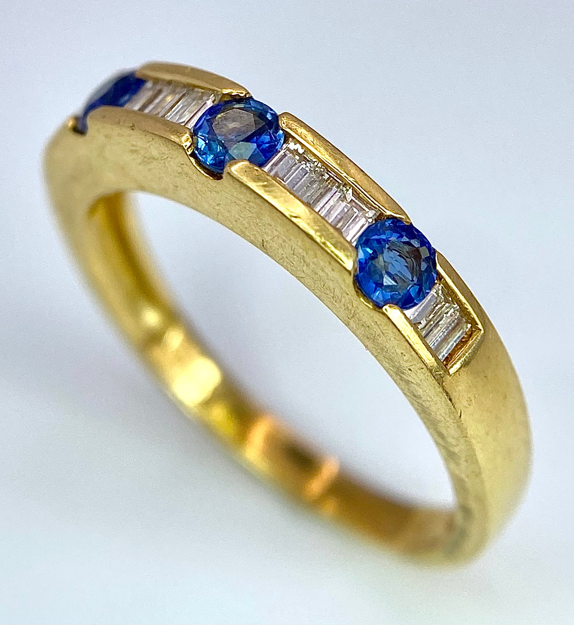 AN 18K YELLOW GOLD DIAMOND & SAPPHIRE BAND RING. 0.20ctw, size O, 3.6g total weight. Ref: SC 9037 - Image 2 of 7