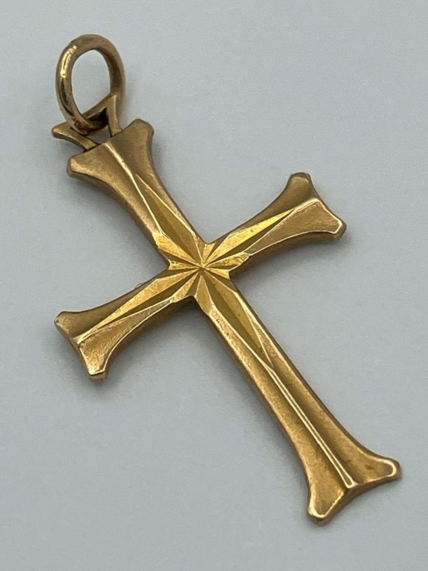 Dainty 9 carat yellow GOLD CROSS PENDANT. Attractive bevelled design. Full UK hallmark. 0.8 grams.