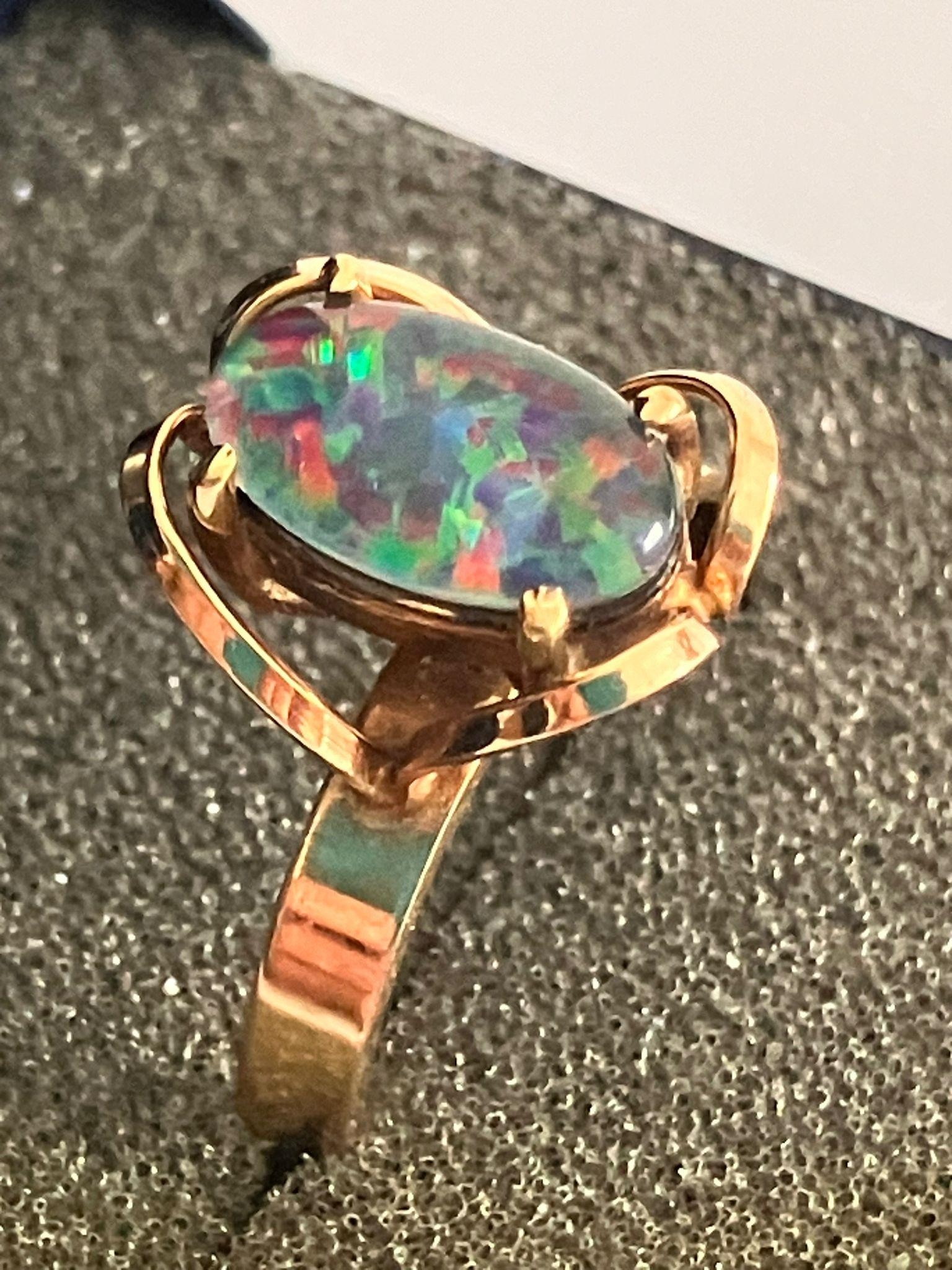 Stunning 9 carat GOLD, BLACK OPAL RING. Having a Black Fire Streak Opal set to top in Cathedral - Image 3 of 3