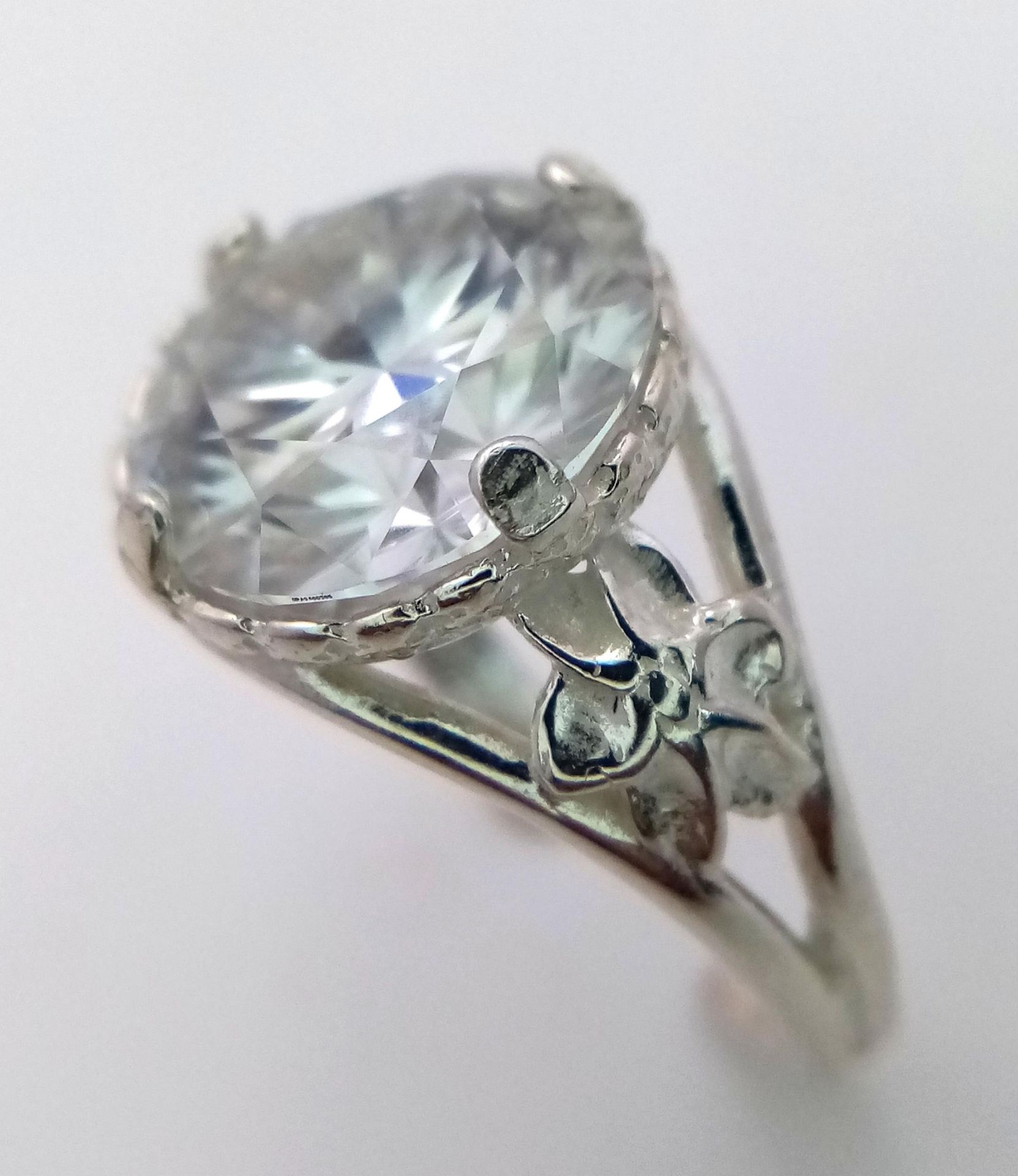 A 5ct Moissanite and 925 Silver Open-Ended Ring. Comes with a GRA certificate. - Image 3 of 5