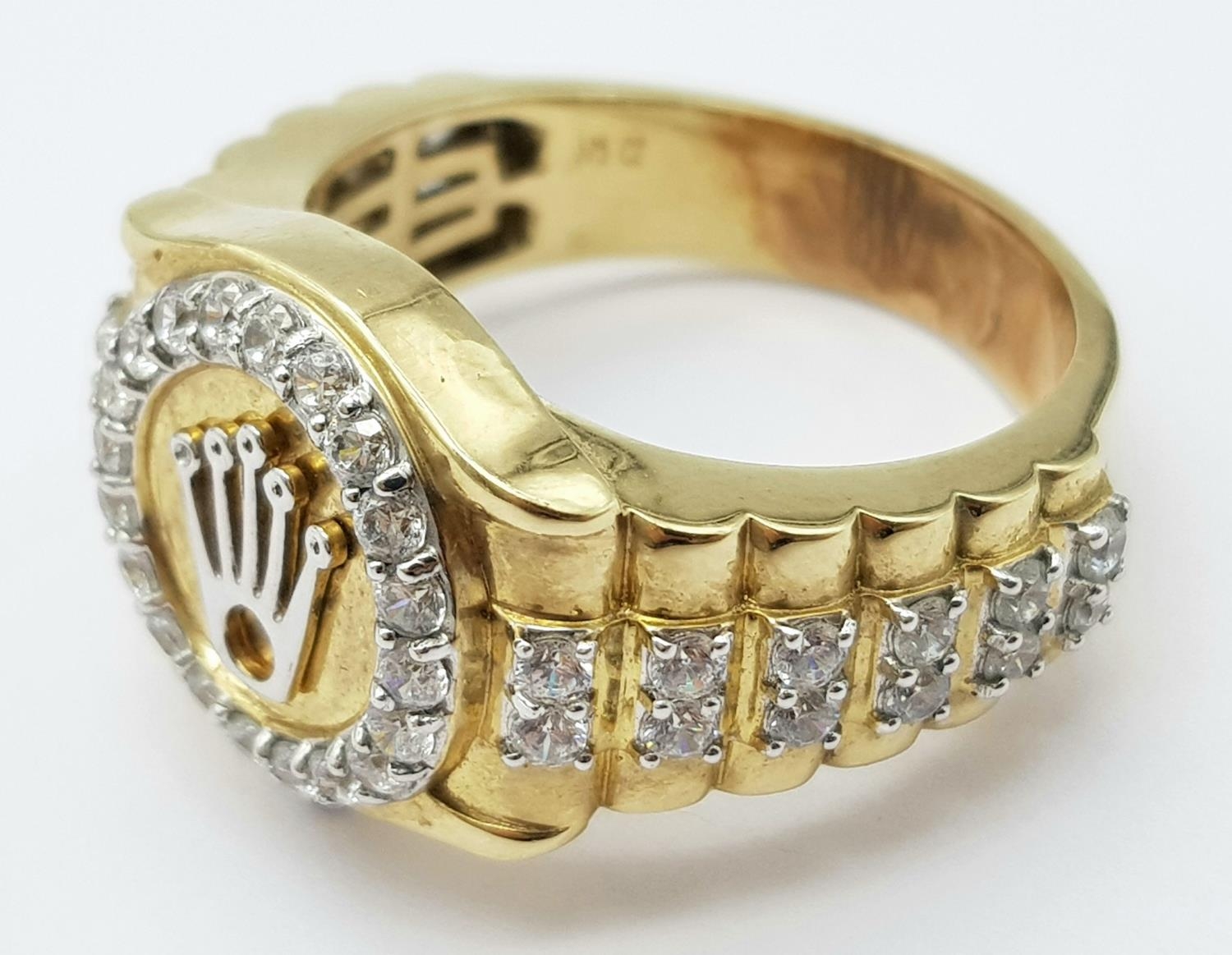 A 9K YELLOW GOLD STONE SET ROLEX SYMBOL STYLE RING 12.4G SIZE Z+2 / Z+3 SC 9063 - Image 3 of 5