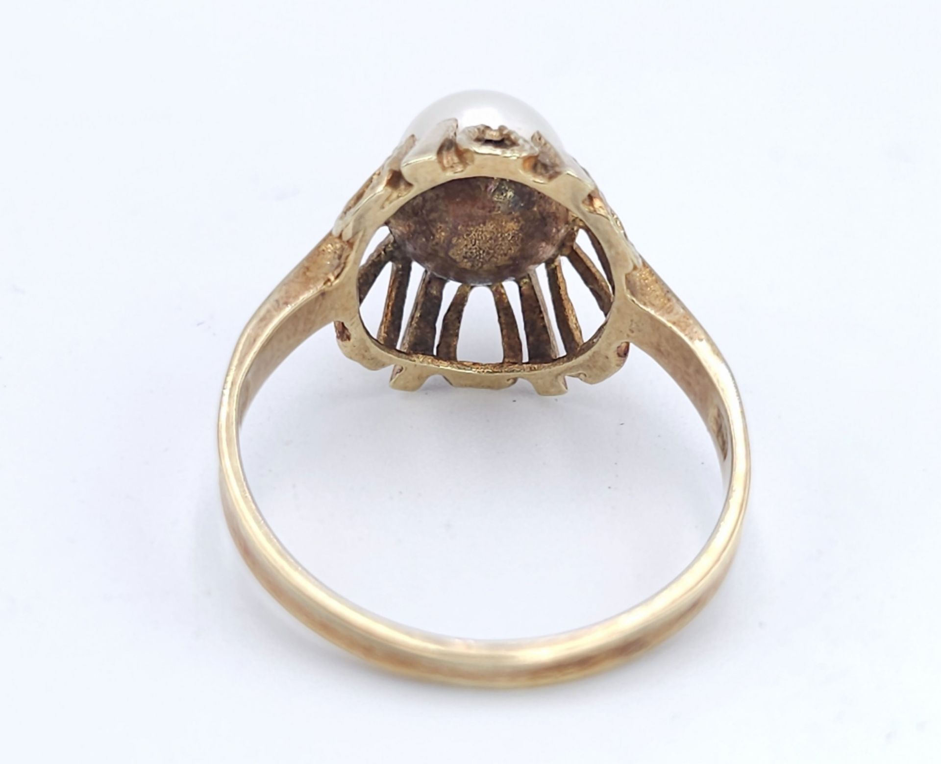 A Vintage 14K Yellow Gold Pearl Ring. Size O. 3g total weight. - Image 4 of 6