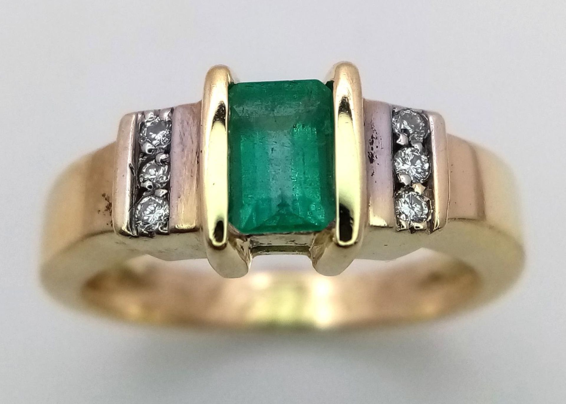 AN 18K (TESTED) YELLOW GOLD DIAMOND & EMERALD RING. Size N, 5.8g total weight. Ref: SC 9044 - Bild 3 aus 5
