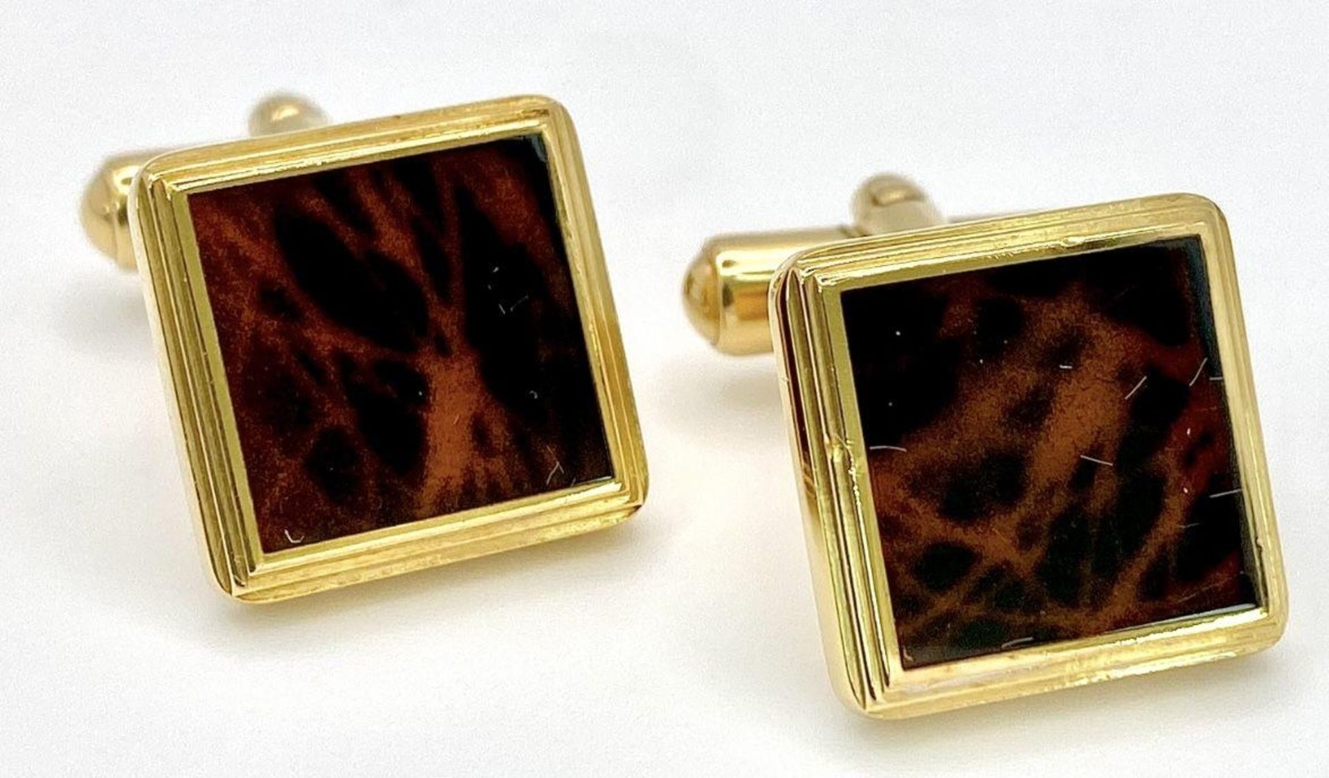 An Excellent Condition Pair of Square Yellow Gold Gilt Tortoiseshell Cufflinks by Dunhill in their - Bild 3 aus 9