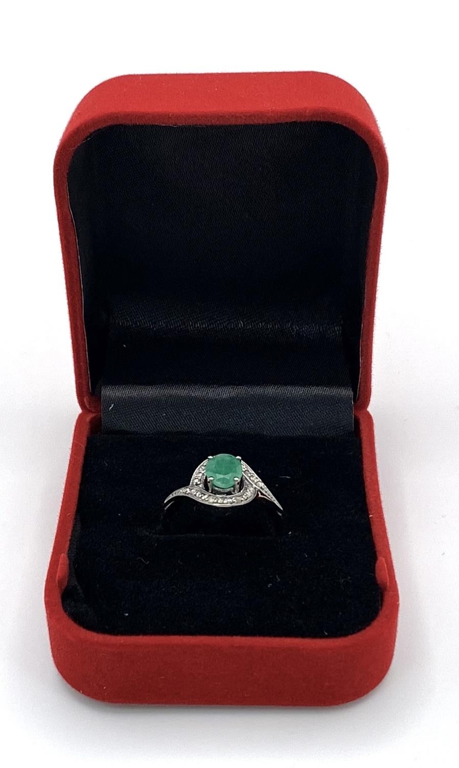 An Emerald Ring with a Rose Cut Diamond Surround. Set in 925 Sterling silver. Emerald - 0.70ct. - Bild 7 aus 7