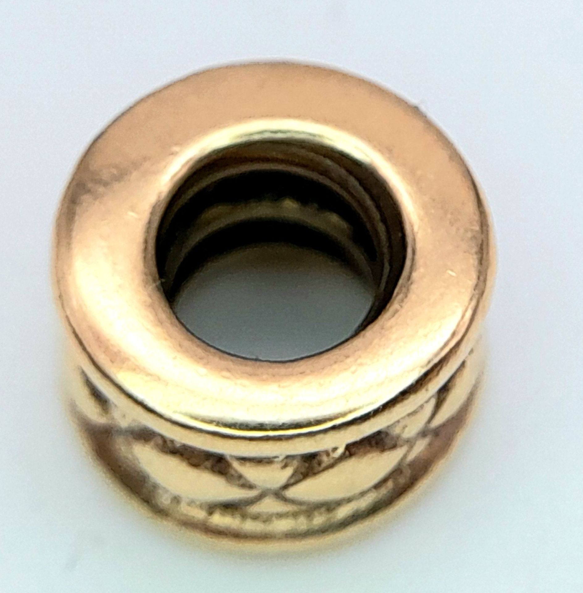 A 14K YELLOW GOLD PANDORA CHARM. 8mm diameter, 2.5g weight. Ref: SC 8136 - Image 3 of 4