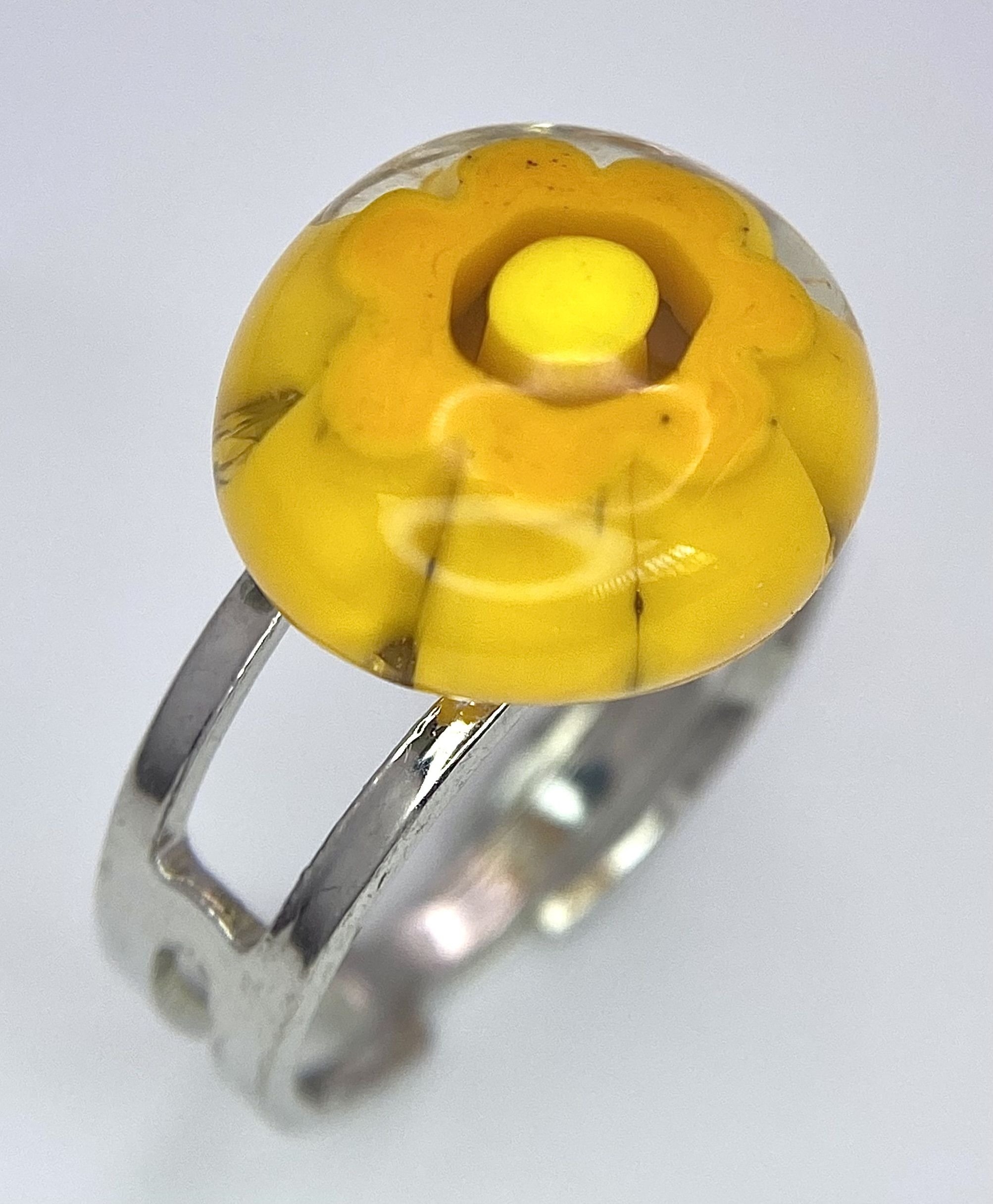 A Parcel of Two Rings Comprising an Original Italian Murano Glass Primrose Ring Size O and an - Image 2 of 6