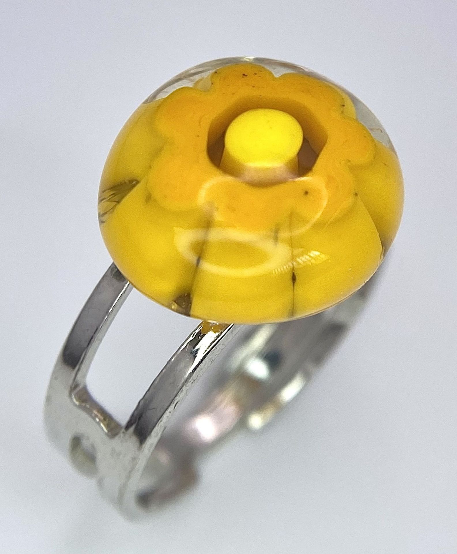 A Parcel of Two Rings Comprising an Original Italian Murano Glass Primrose Ring Size O and an - Bild 2 aus 6