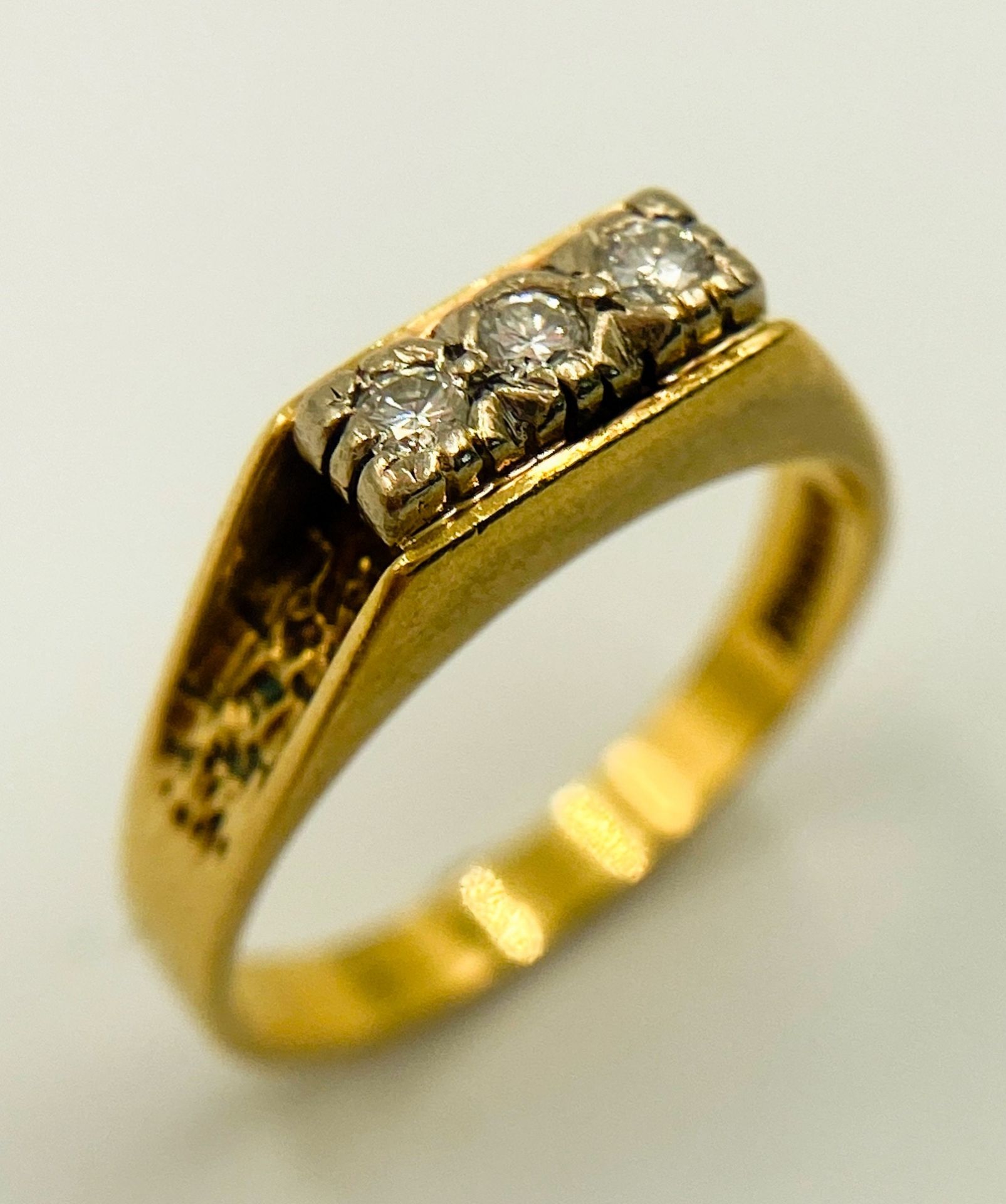 AN 18K YELLOW GOLD VINTAGE DIAMOND RING. 0.10CT. 3.5G. SIZE M.