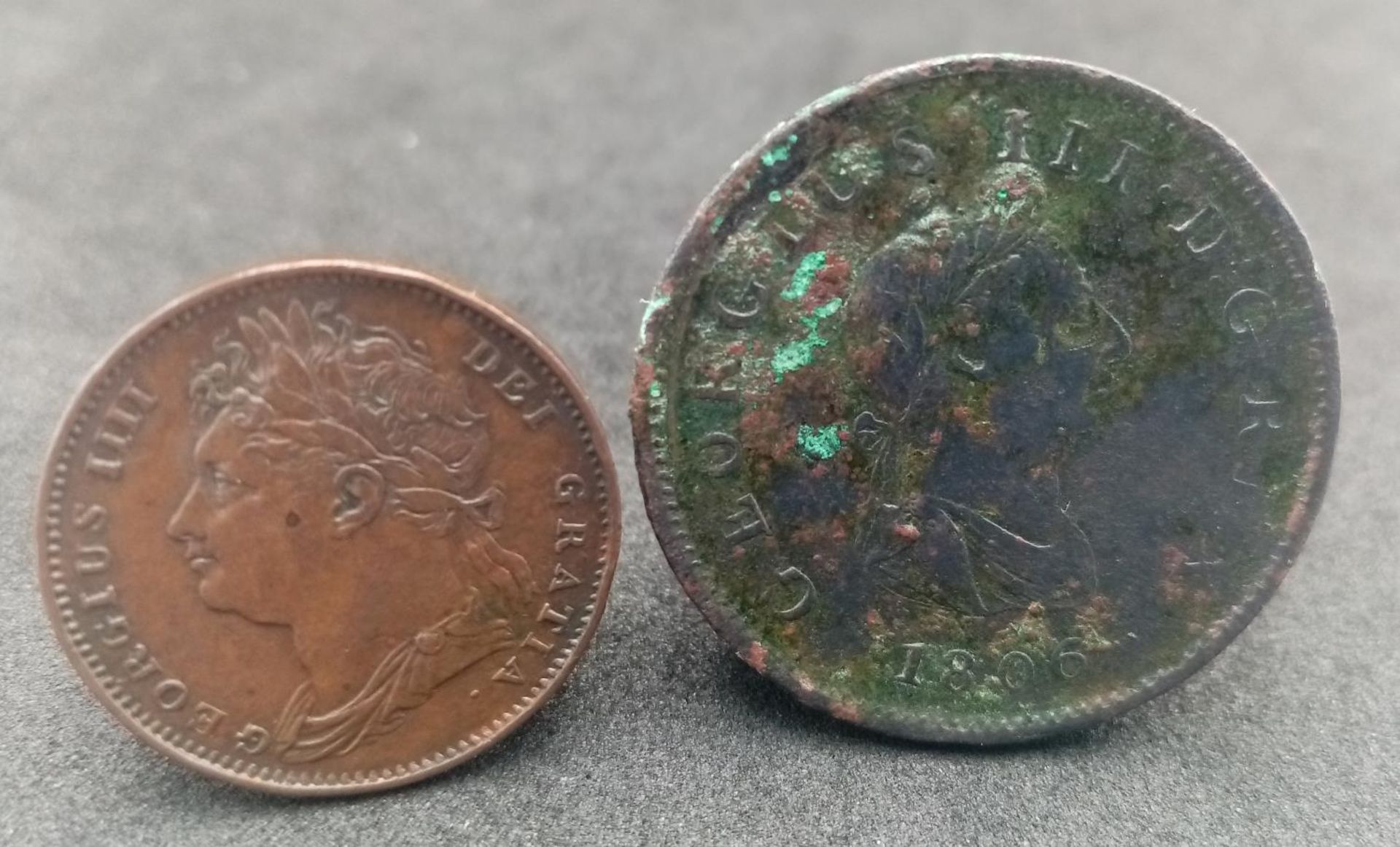 An 1821 George III Farthing and an 1806 Half Penny. - Bild 2 aus 3