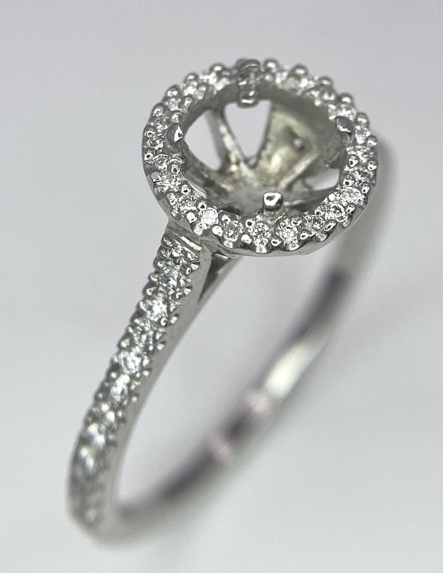 A PLATINUM DIAMOND SET HALO AND SHOULDERS RING MOUNT 0.40CT, READY TO SET YOUR DREAM GEMSTONE 4.3G - Bild 2 aus 6