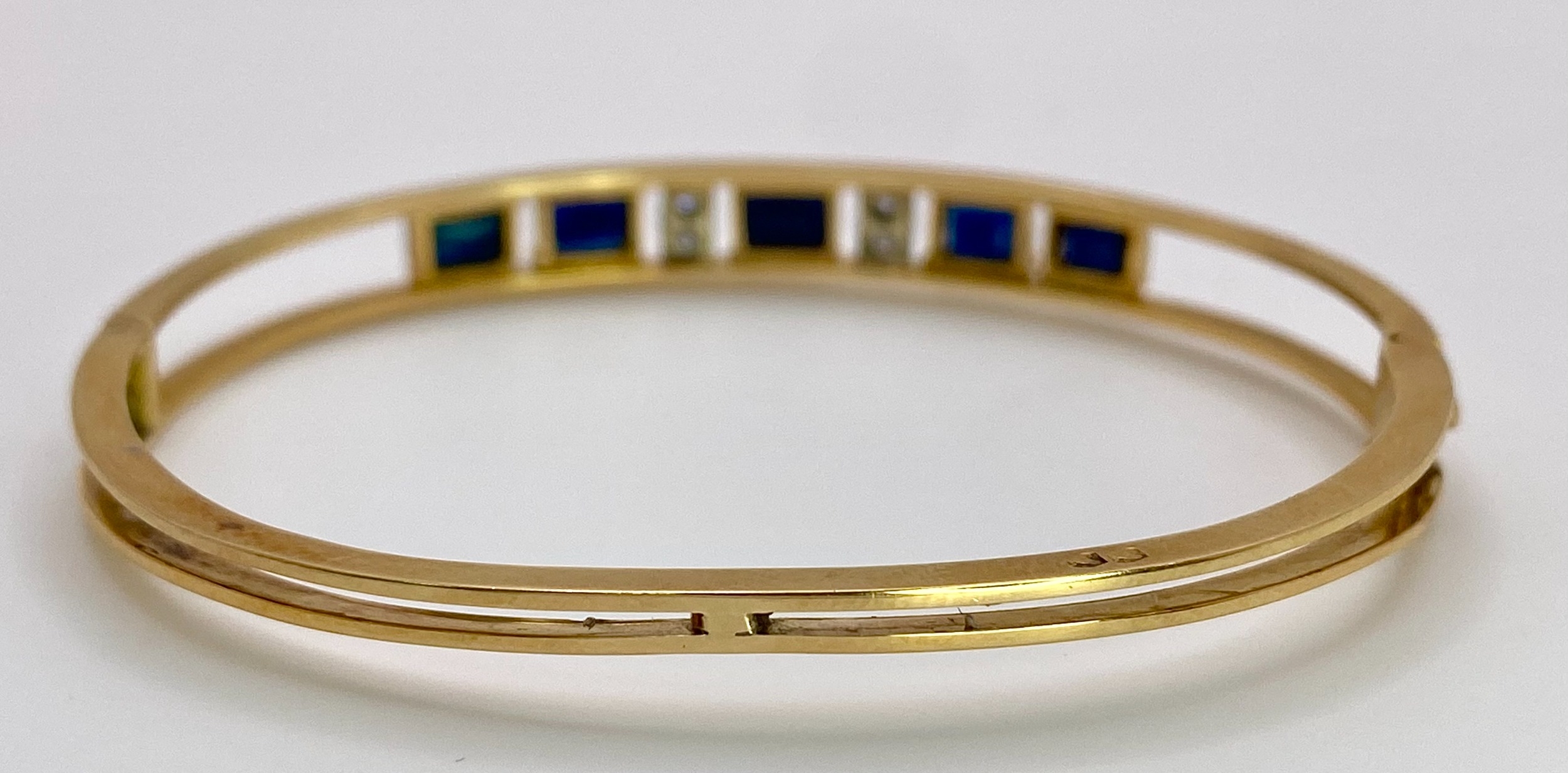 A 14K (TESTED AS) YELLOW GOLD BANGLE SET WITH 5 SAPPHIRES AND 4 DIAMONDS, 6CM DIAMETER, 15.9G (DIA: - Image 4 of 6