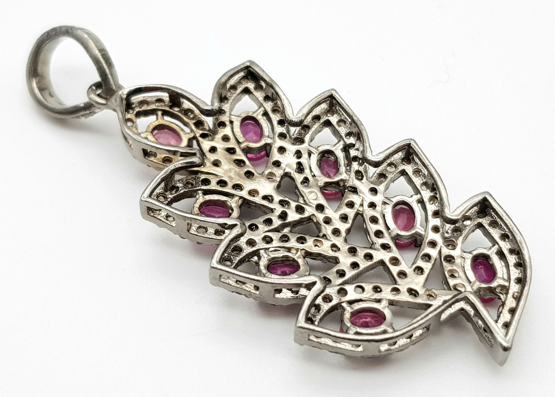 A Beautiful Ruby and Diamond Decorative Floral Pendant - with 1.90ctw of Rubies and 1.60ctw of - Image 3 of 5