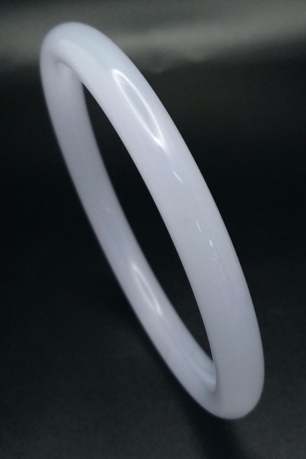 A Chinese Thin Lavender Jade Bangle. 7mm width. 60mm inner diameter. - Image 3 of 3