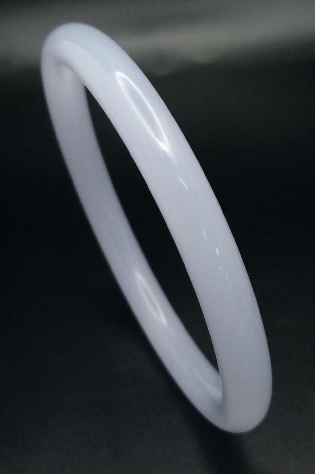 A Chinese Thin Lavender Jade Bangle. 7mm width. 60mm inner diameter. - Bild 3 aus 3